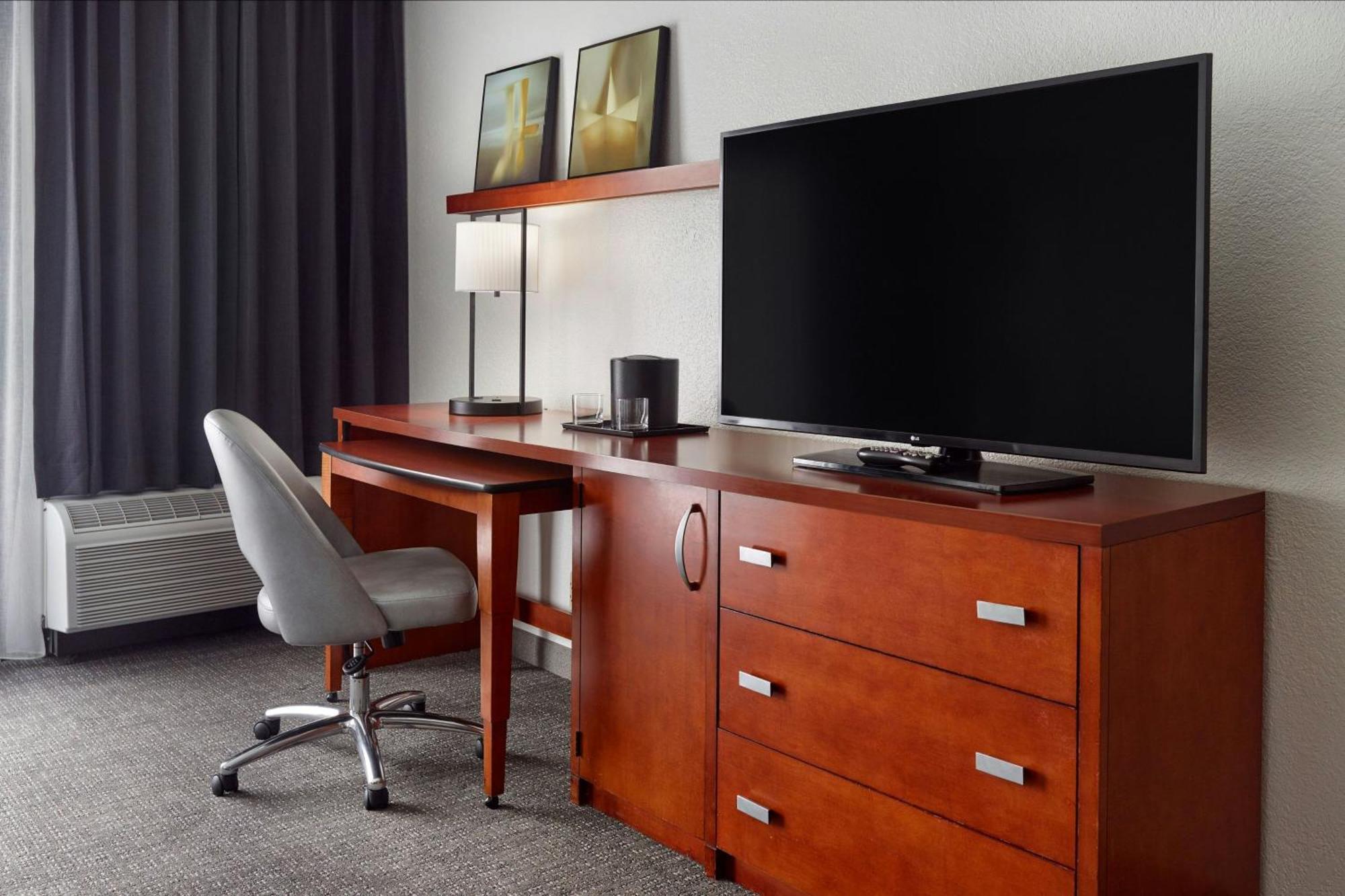 Courtyard By Marriott Downtown/capital Hotel