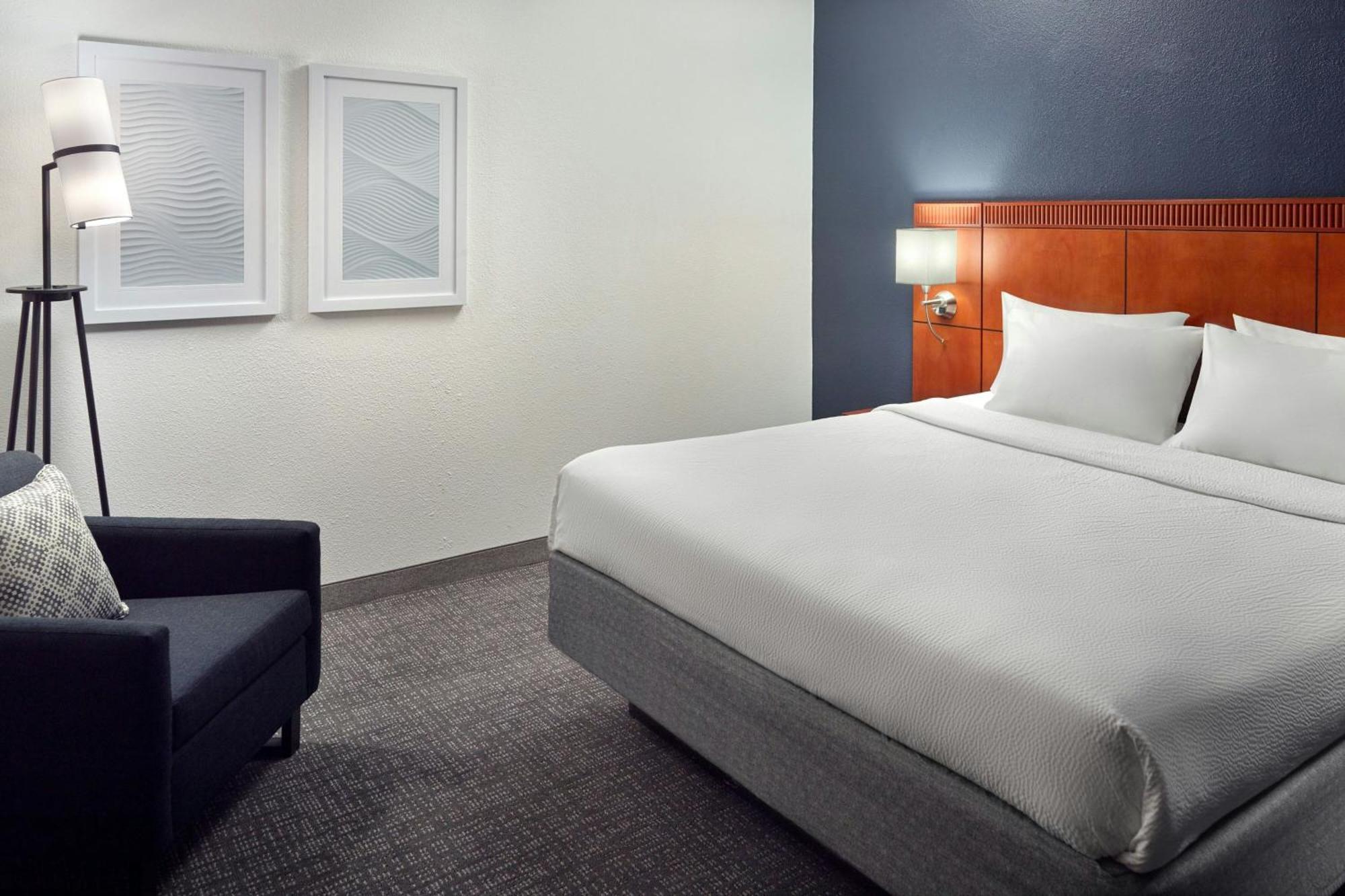 Courtyard By Marriott Downtown/capital Hotel