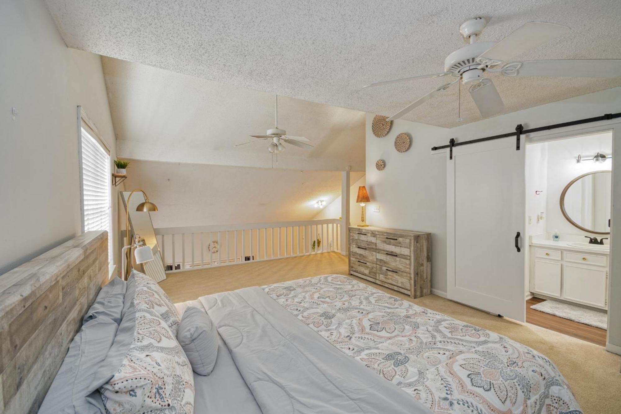 Townhouse Sleeps 4, Wi-fi, Netflix Apartment Tallahassee