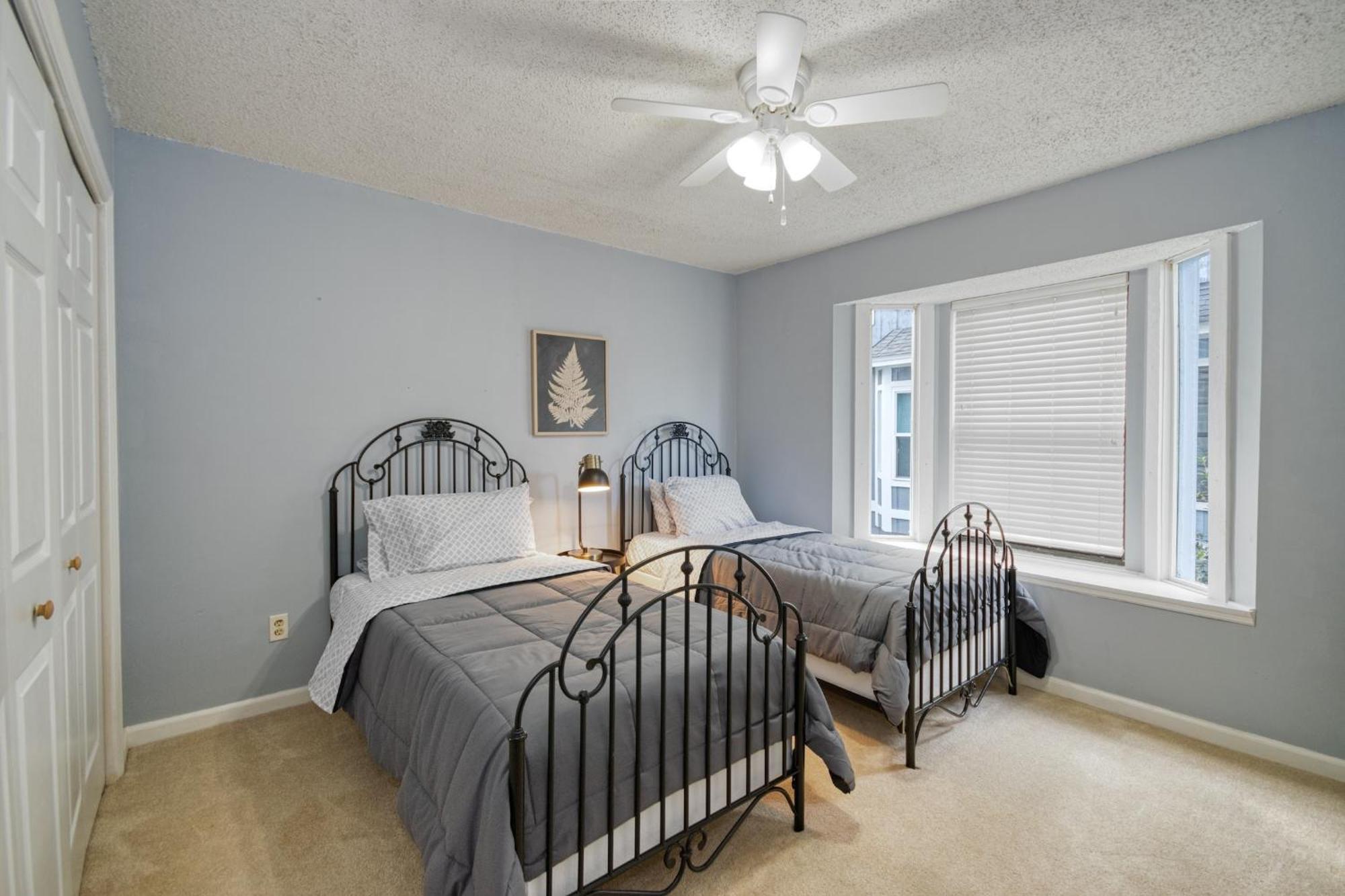 Townhouse Sleeps 4, Wi-fi, Netflix Apartment Tallahassee