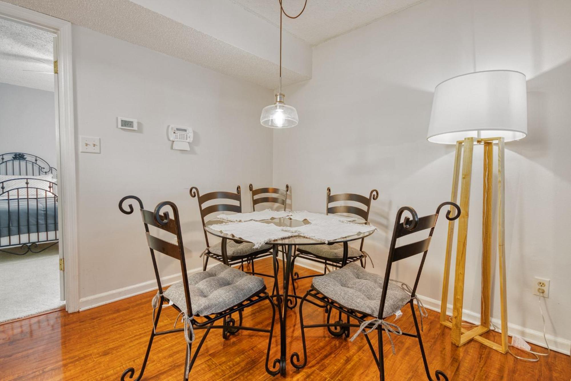 Townhouse Sleeps 4, Wi-fi, Netflix * Tallahassee