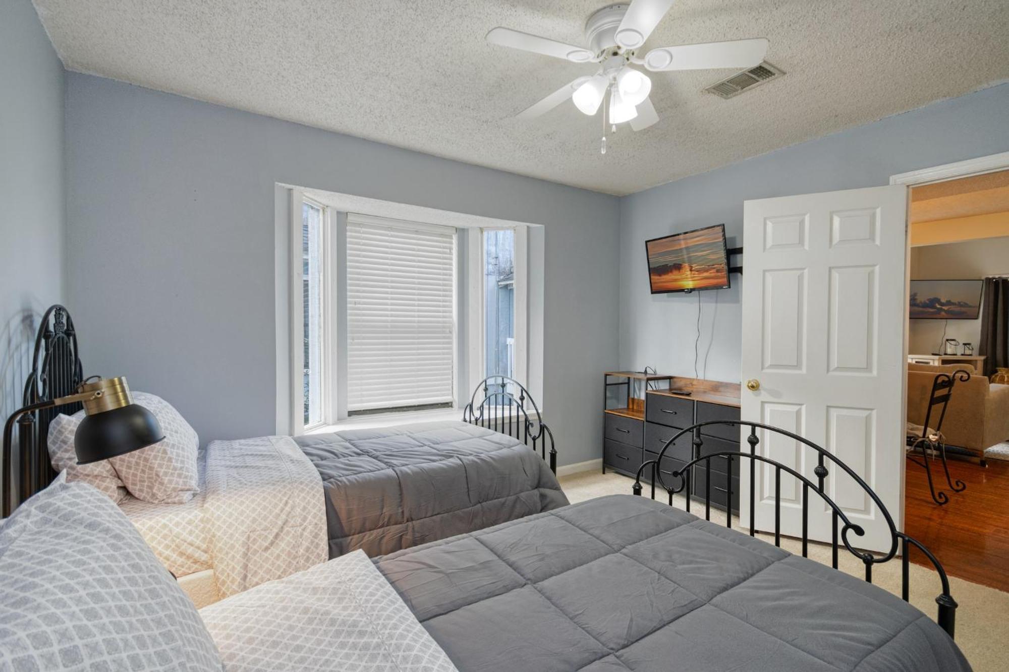 Townhouse Sleeps 4, Wi-fi, Netflix