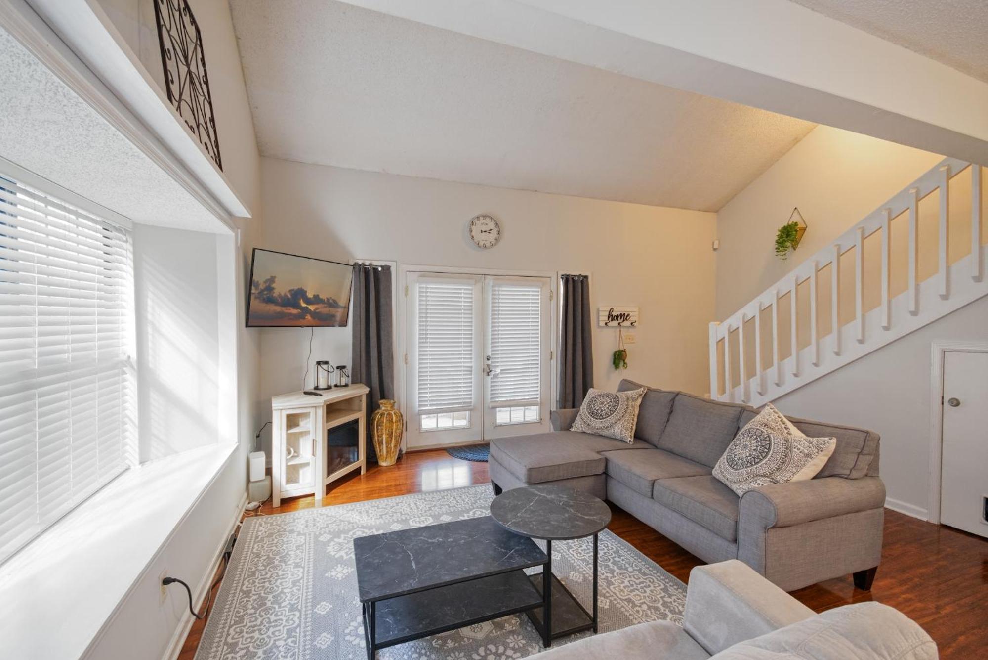 Apartment Townhouse Sleeps 4, Wi-fi, Netflix *