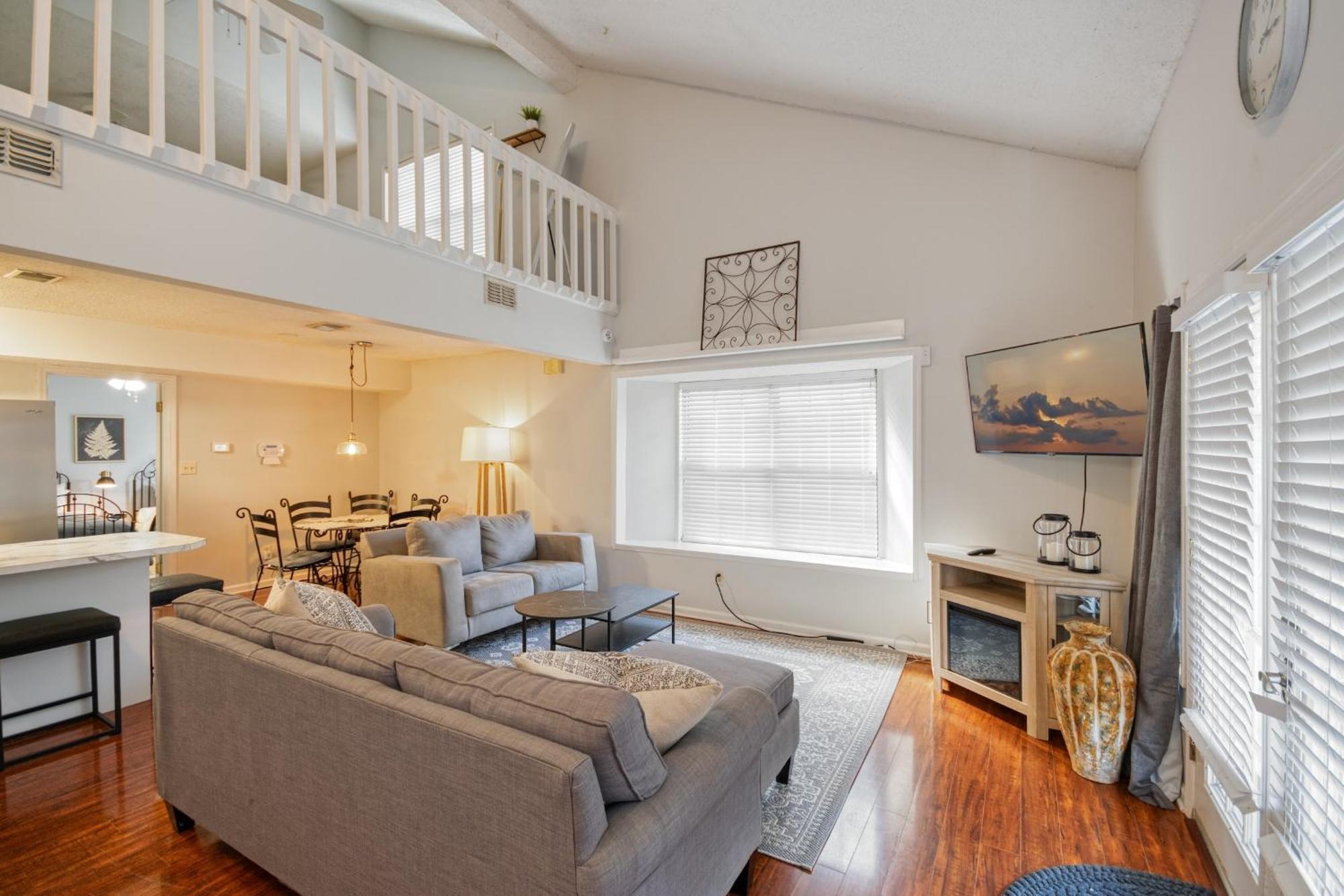 Townhouse Sleeps 4, Wi-fi, Netflix Apartment