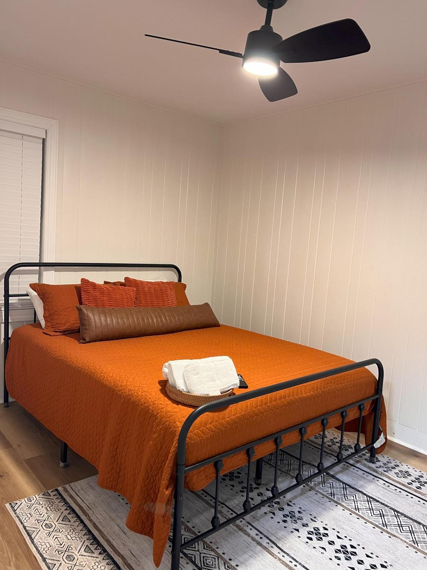 It's A Vibe- Less Than 10mins Capital,hospitals,famu,&fsu Holiday home Tallahassee