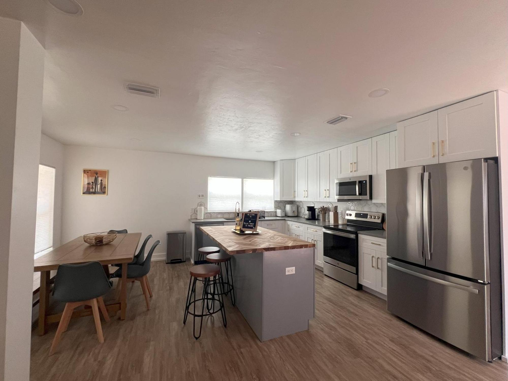 Fully Furnished Executive Housing - Whole House - Manley Manor *