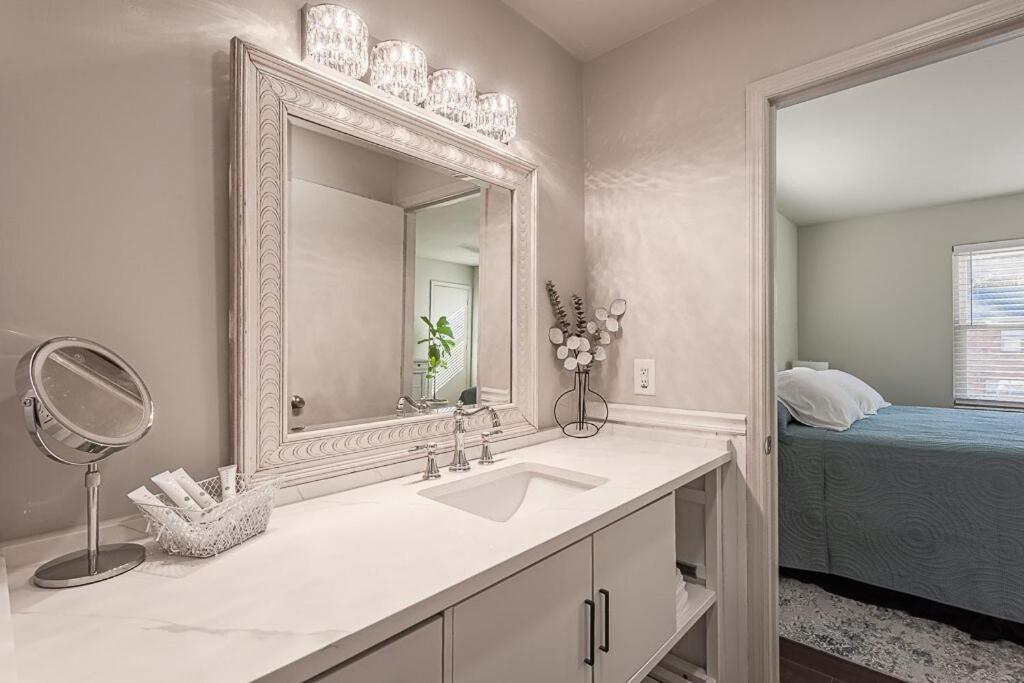 Cozy Townhome Retreat With King Bed Near I-10, Capitol, Fsu & Famu