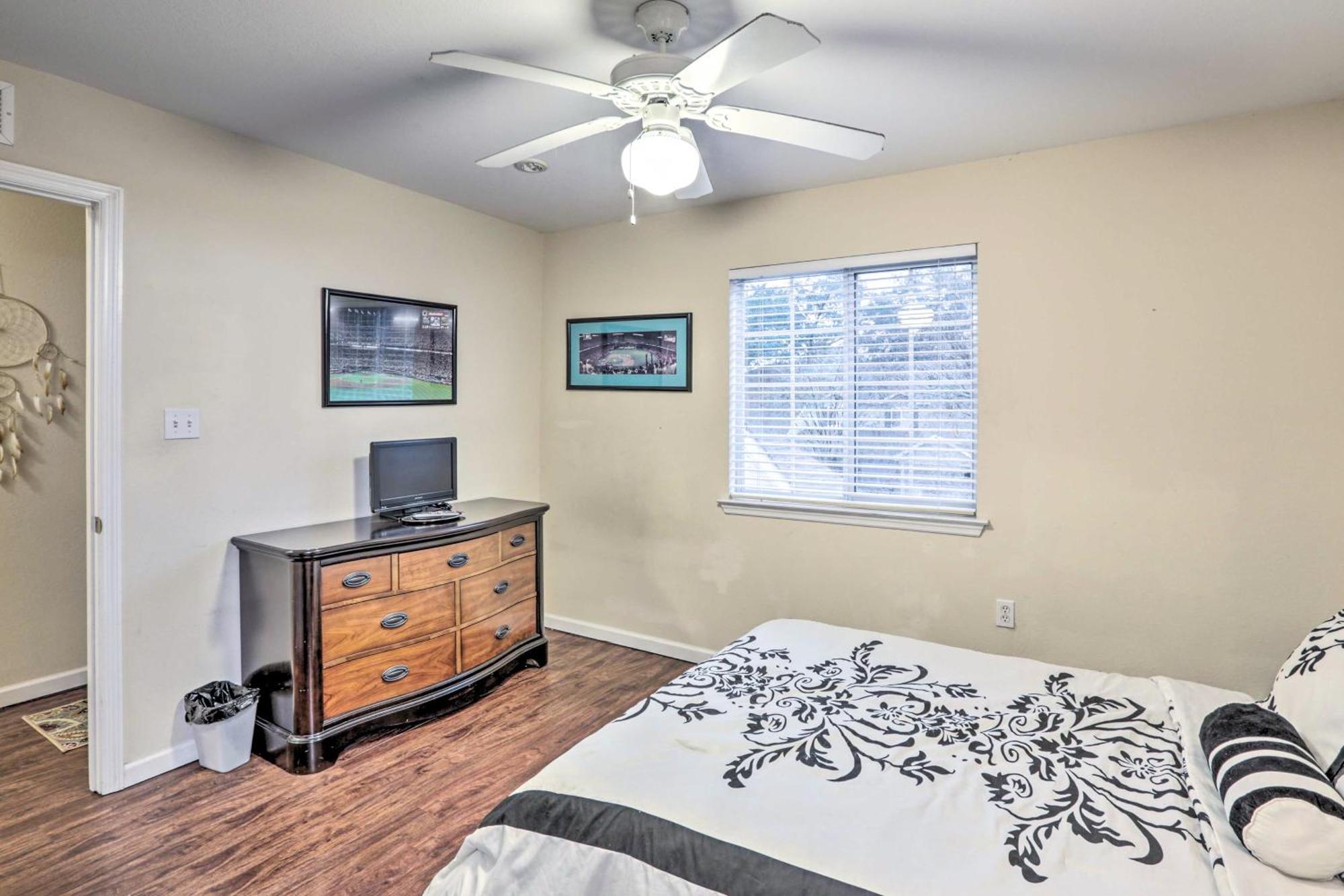 Townhome 4 Mi To College Town! Holiday home *