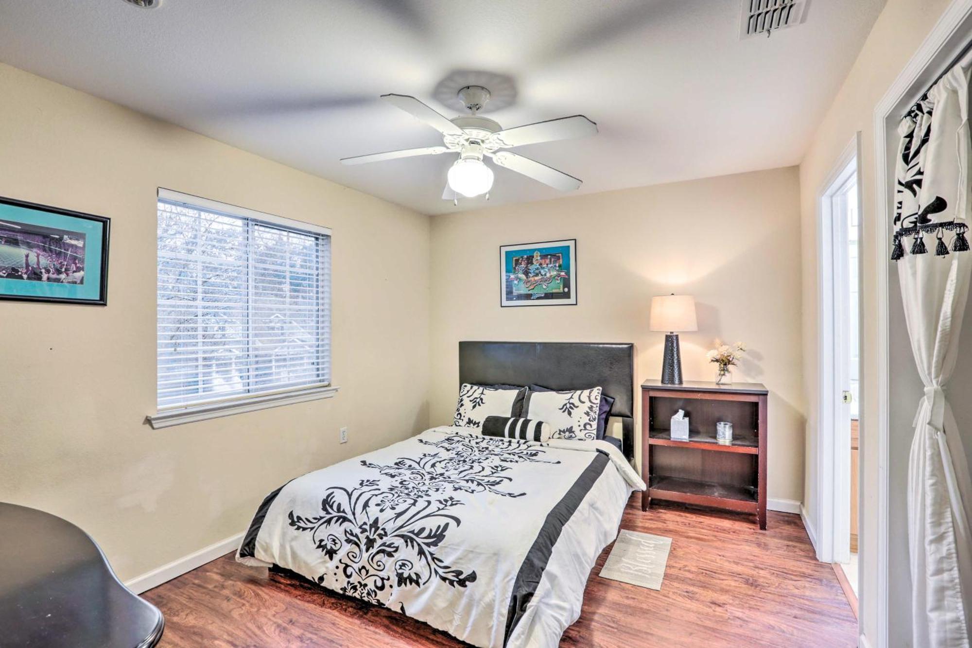 Townhome 4 Mi To College Town! *