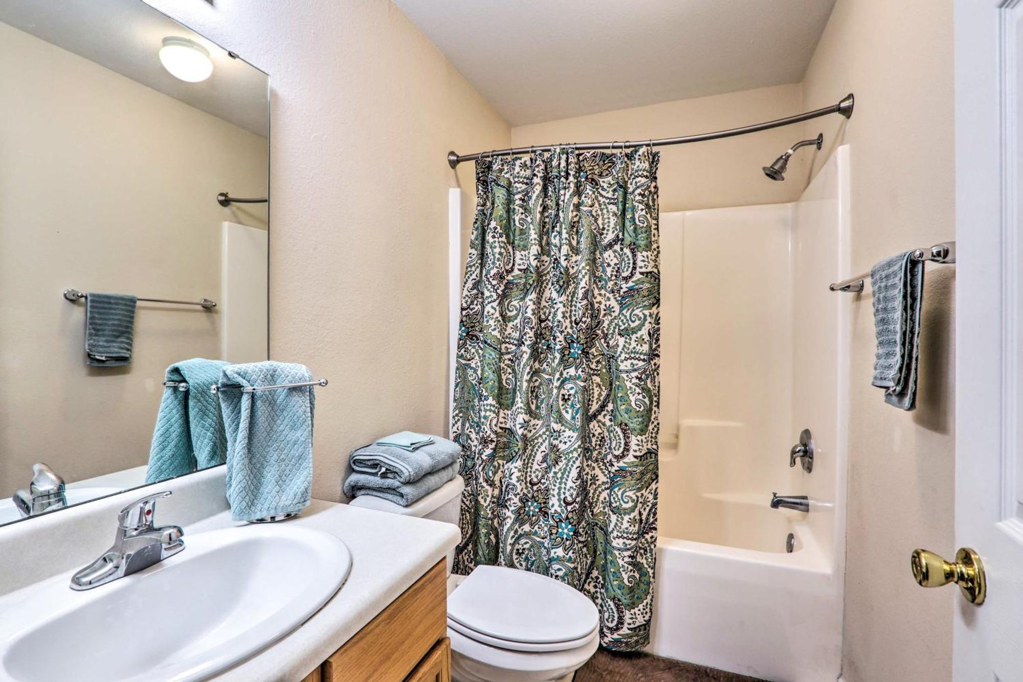 Townhome 4 Mi To College Town!