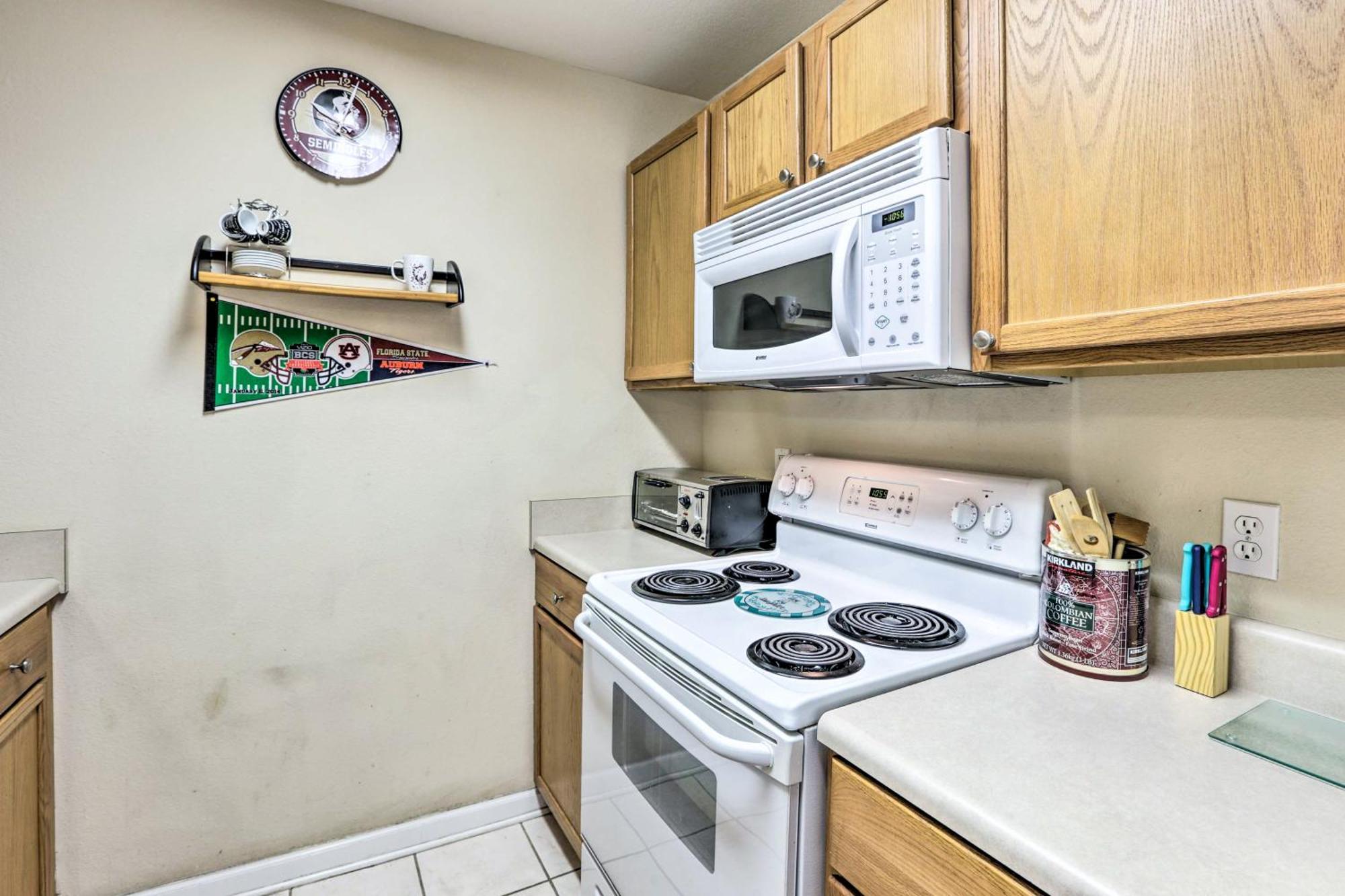 Townhome 4 Mi To College Town! *