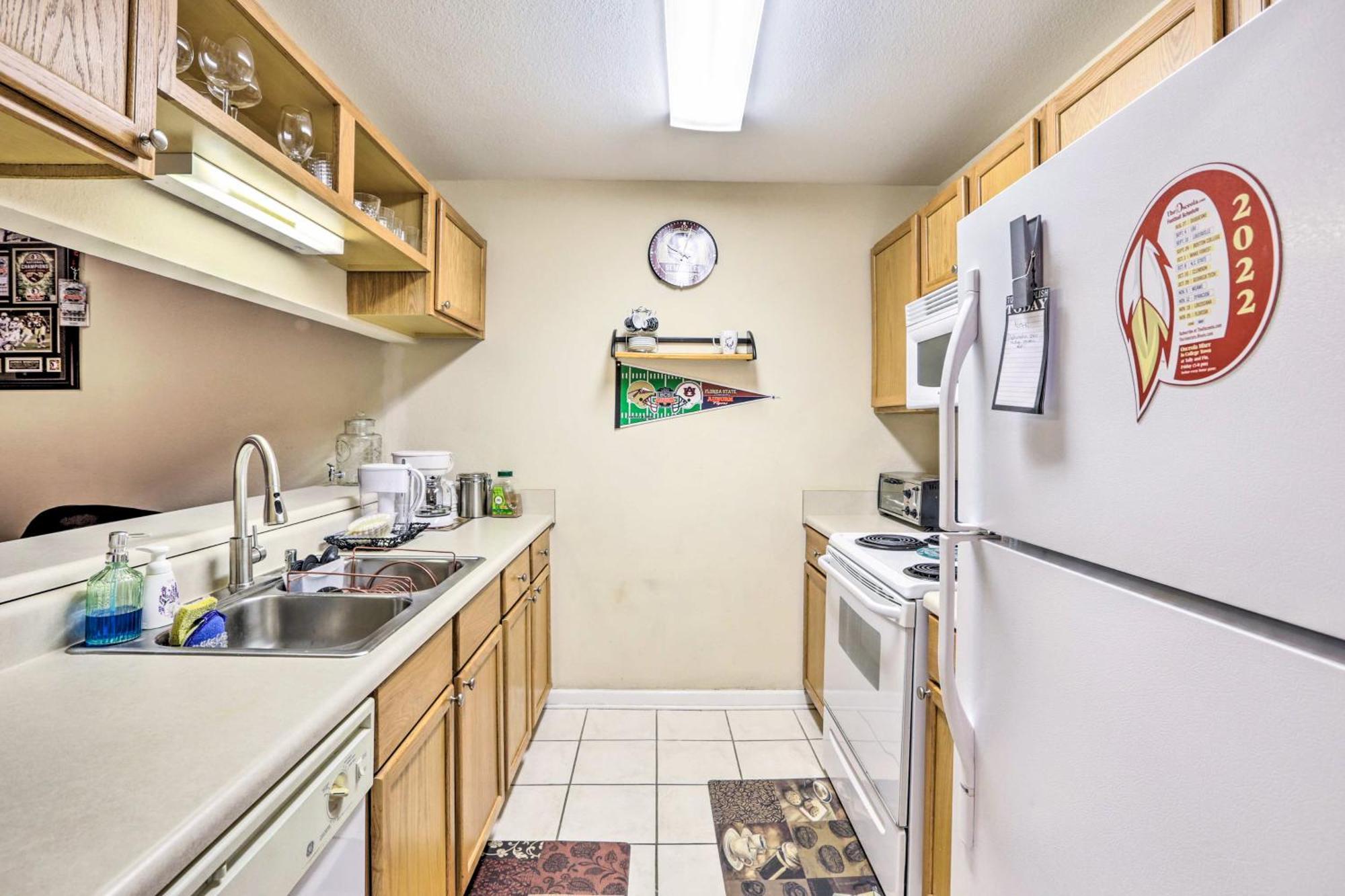 Townhome 4 Mi To College Town!