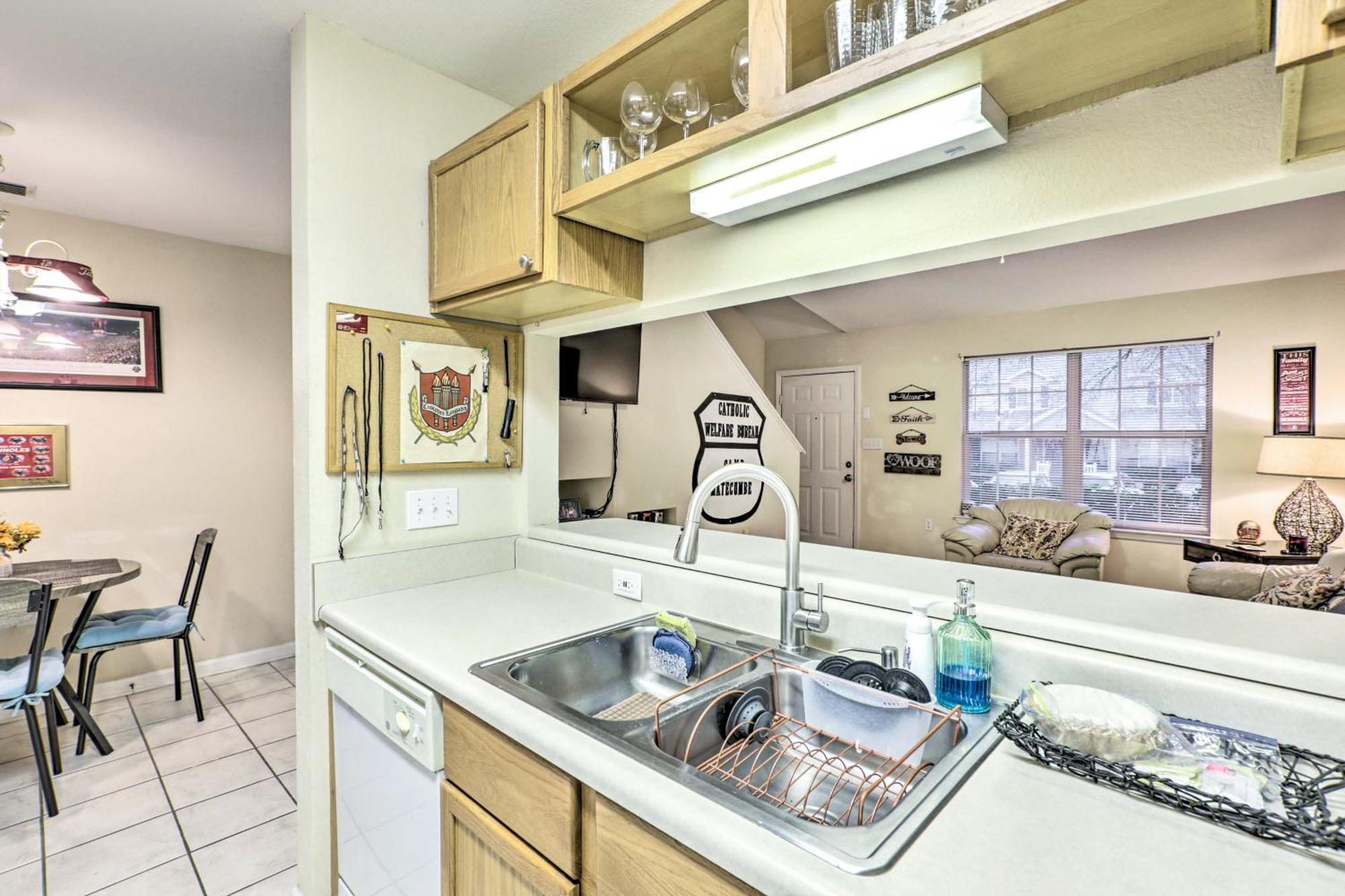 Townhome 4 Mi To College Town! Holiday home