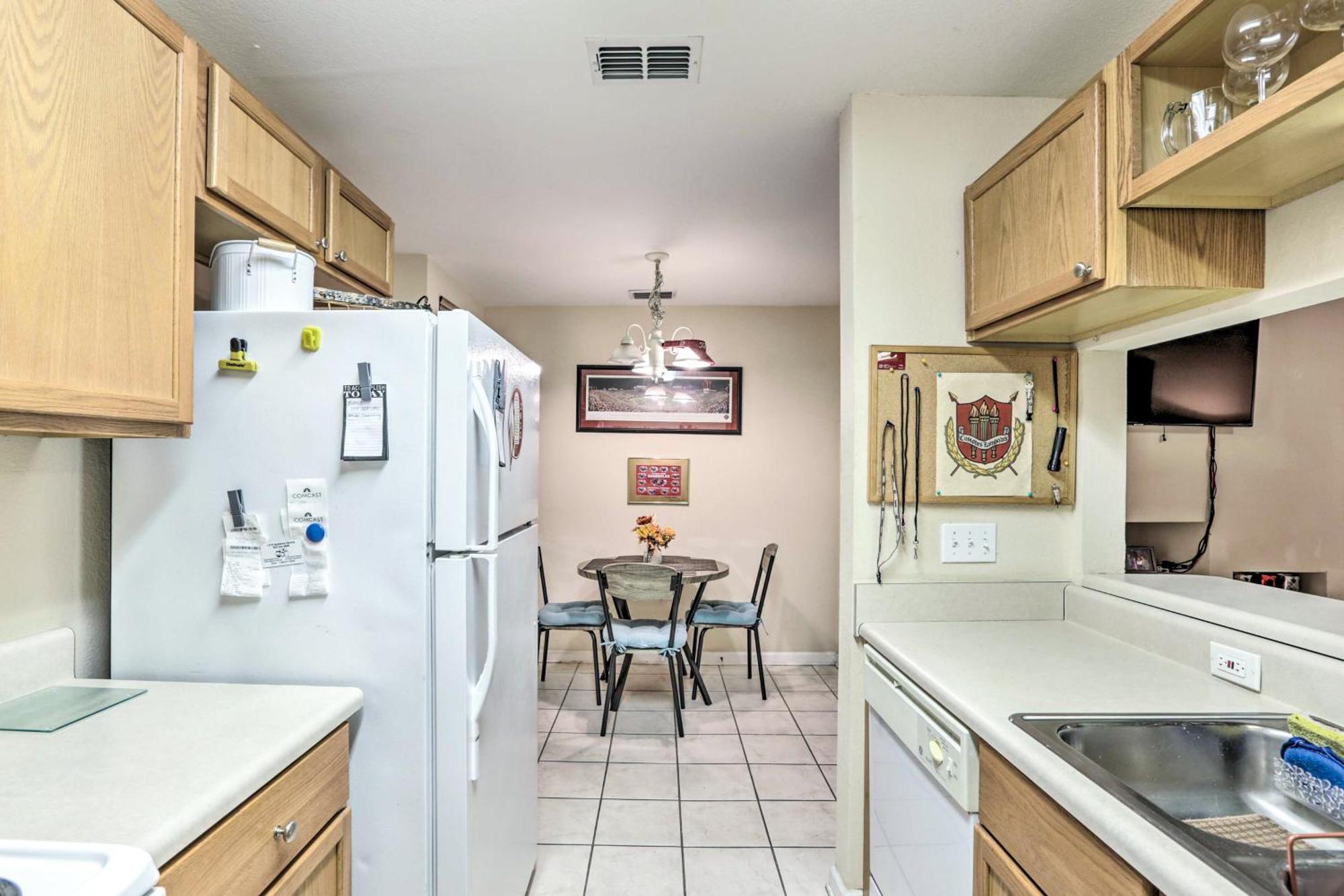 Townhome 4 Mi To College Town!
