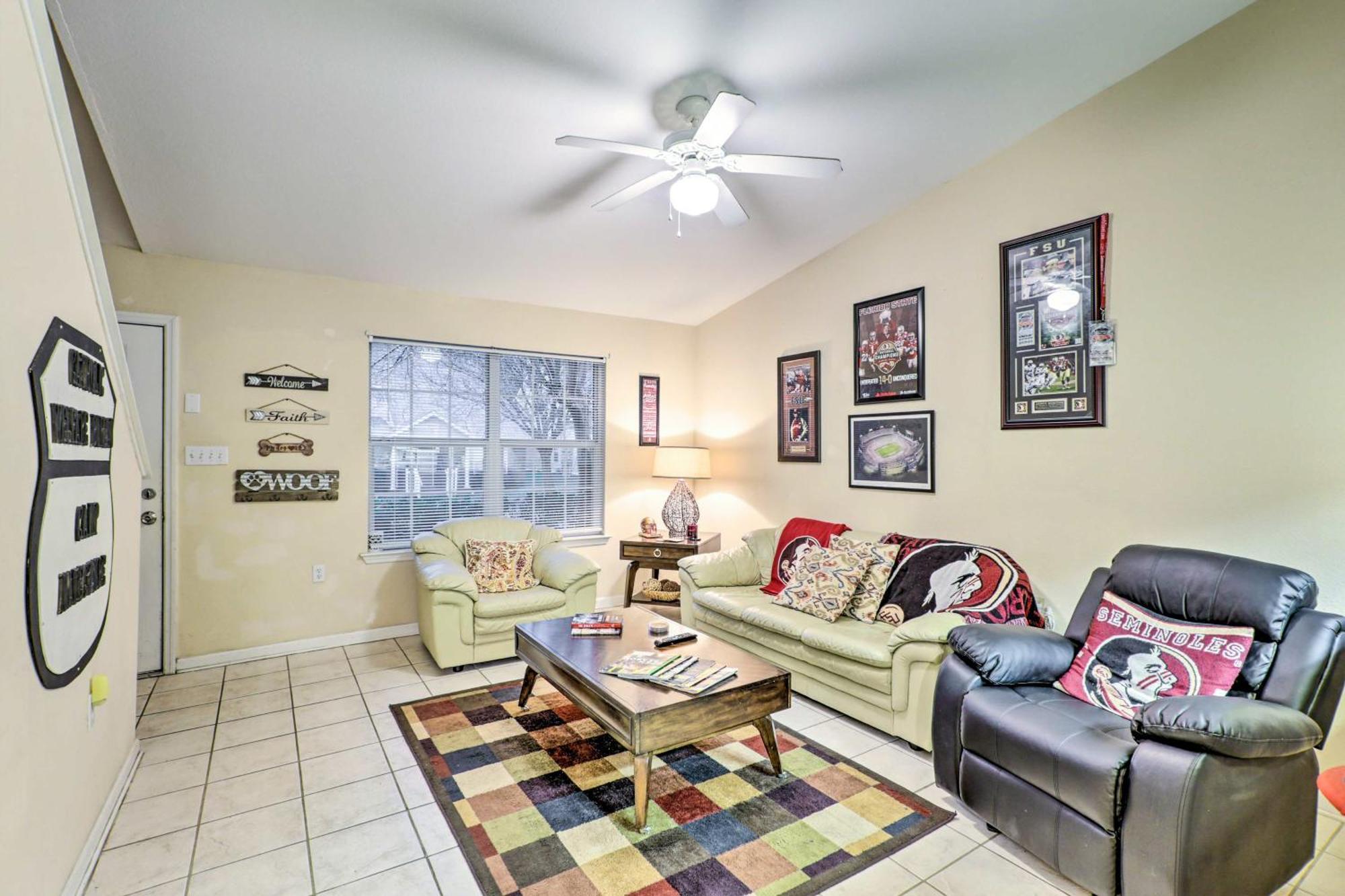 Townhome 4 Mi To College Town! Holiday home