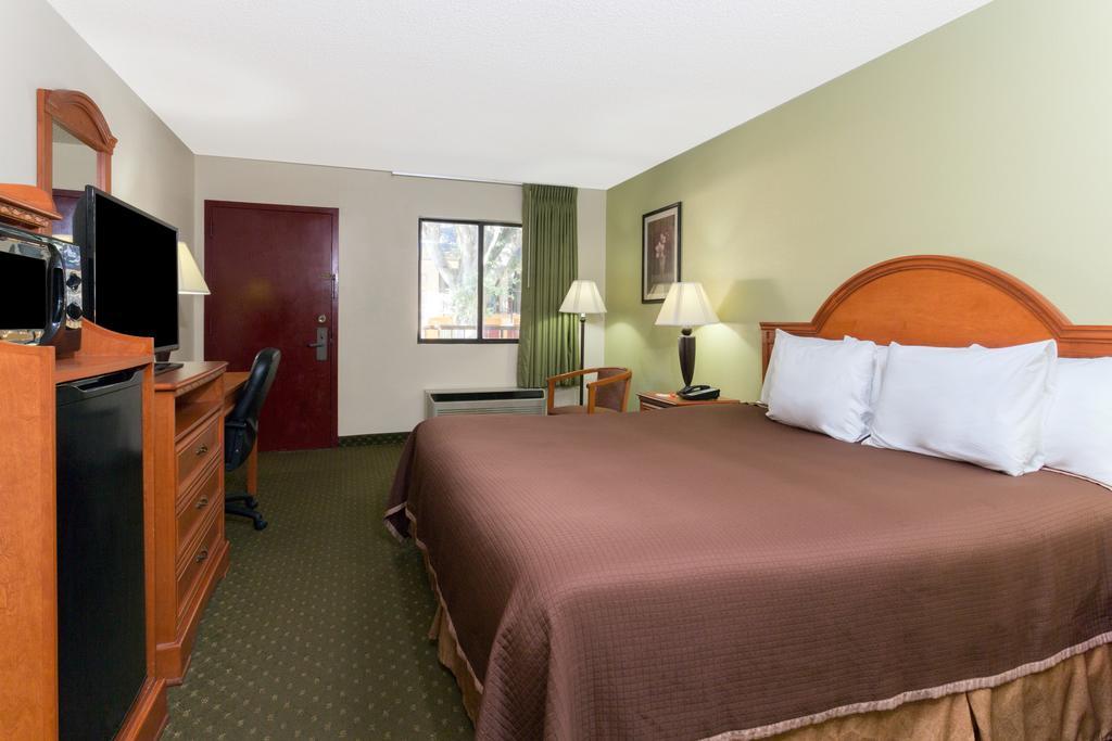 Howard Johnson By Wyndham Hotel