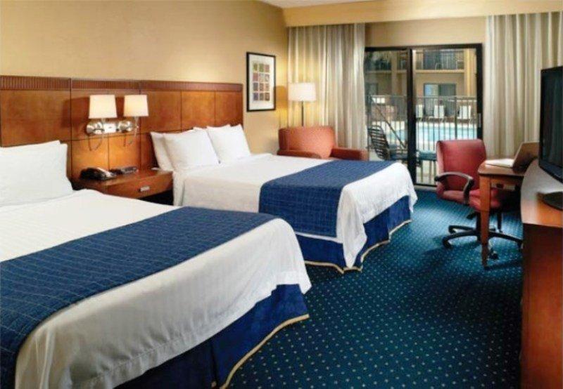 Courtyard By Marriott Downtown/capital Hotel