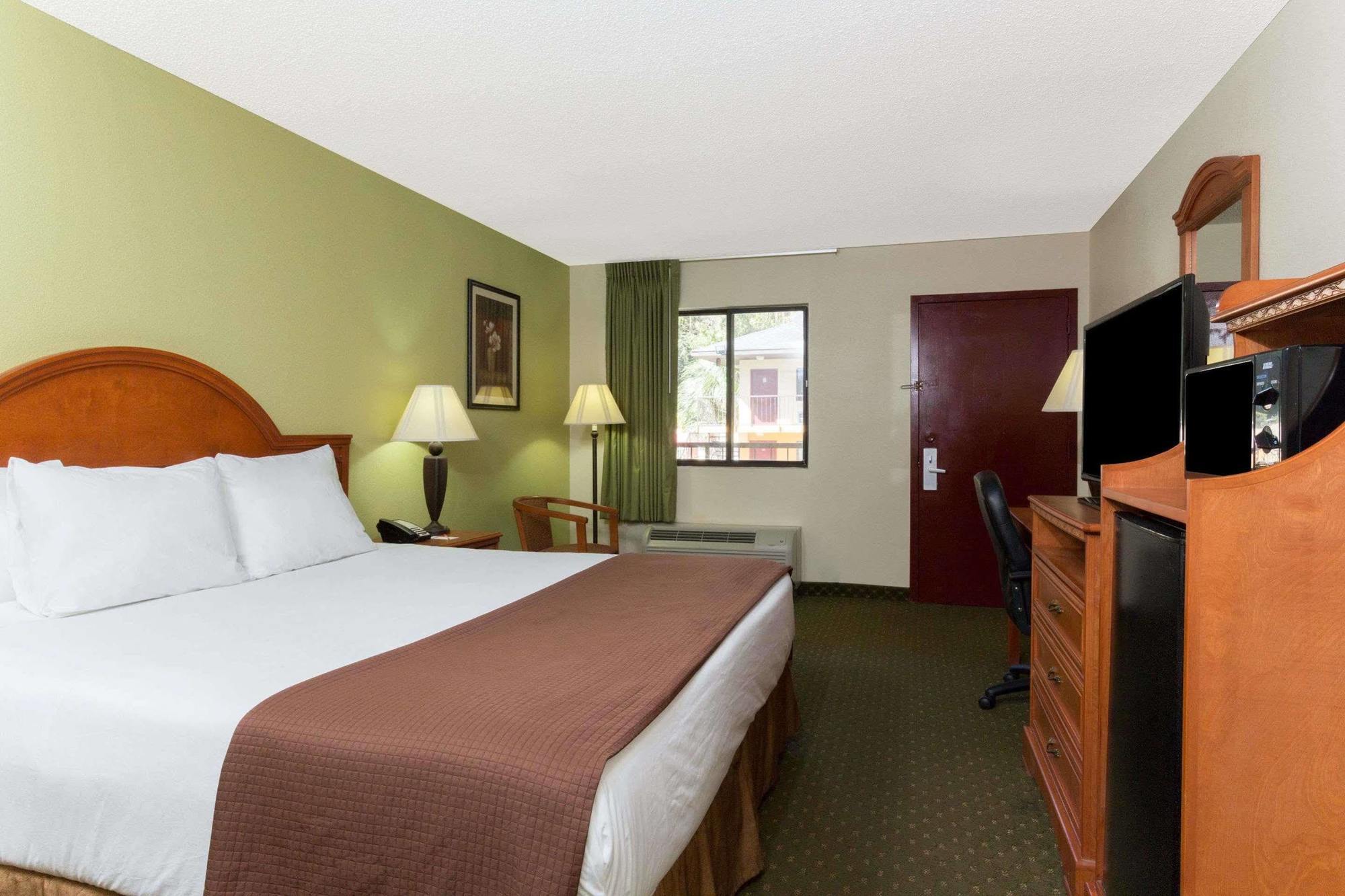 Howard Johnson By Wyndham Hotel
