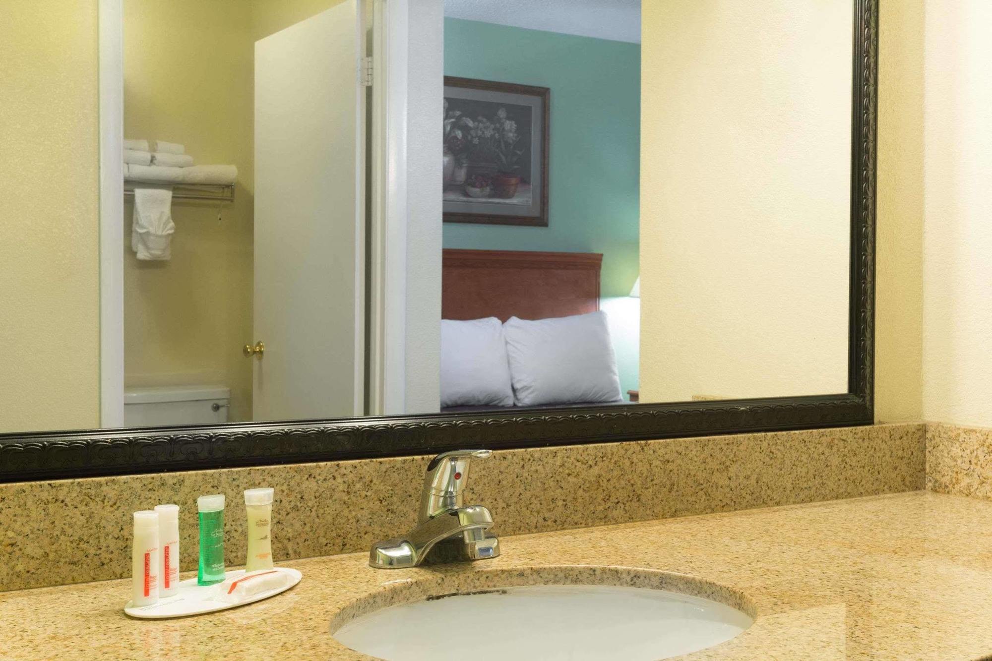 Howard Johnson By Wyndham Hotel Tallahassee