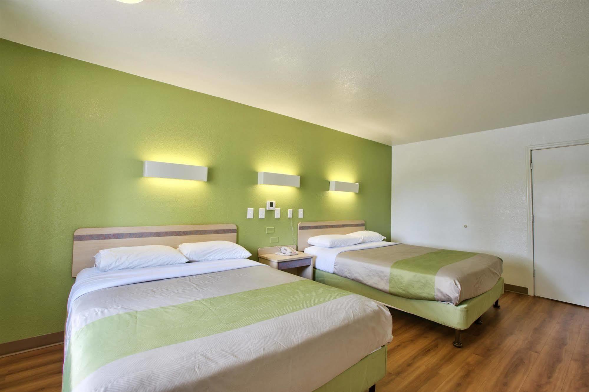 Hotel 6-tallahassee, Fl - Downtown