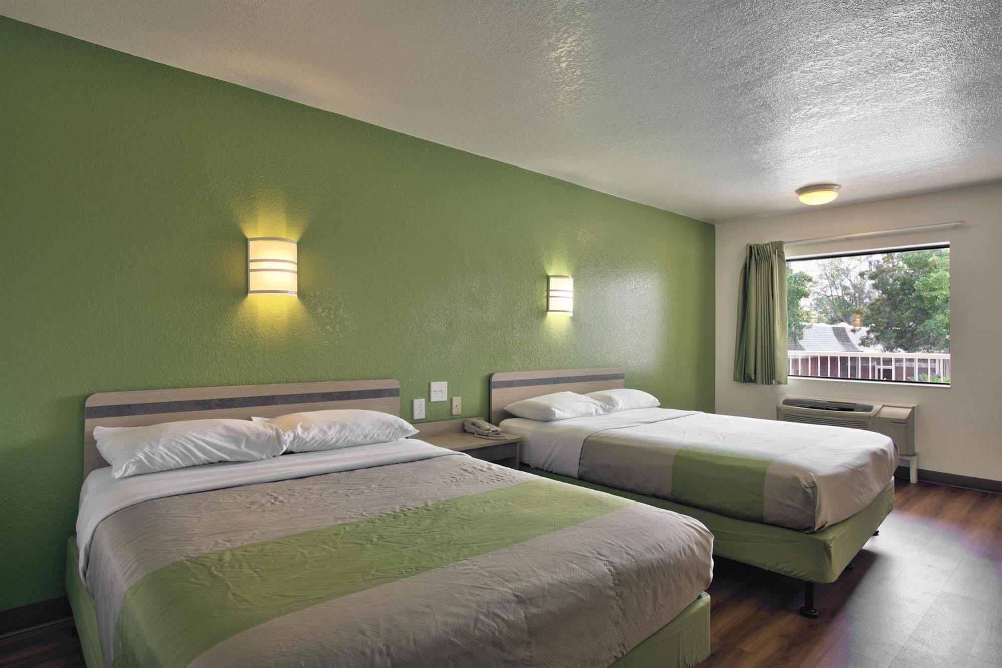 Hotel 6-tallahassee, Fl - Downtown