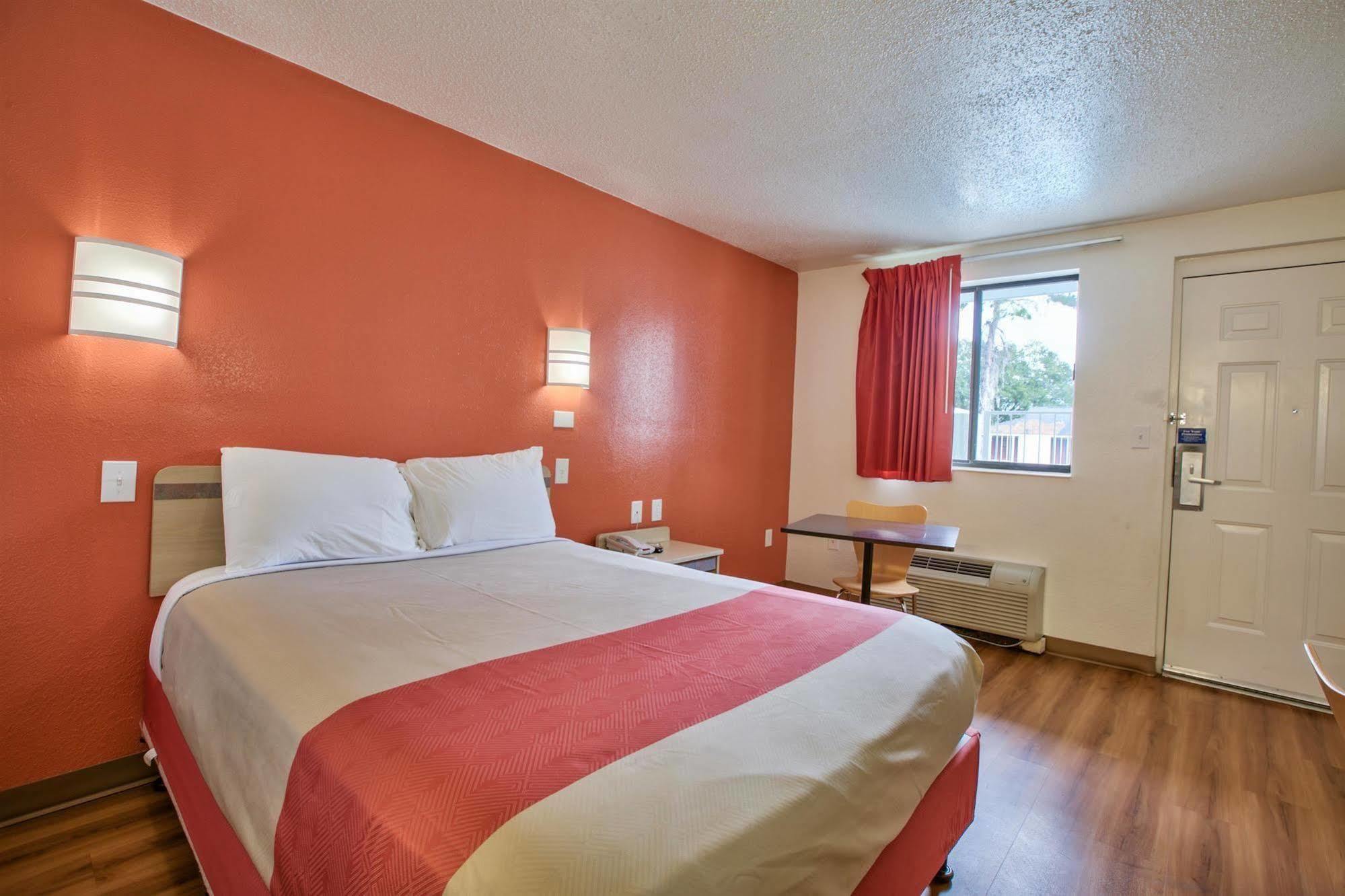 Hotel 6-tallahassee, Fl