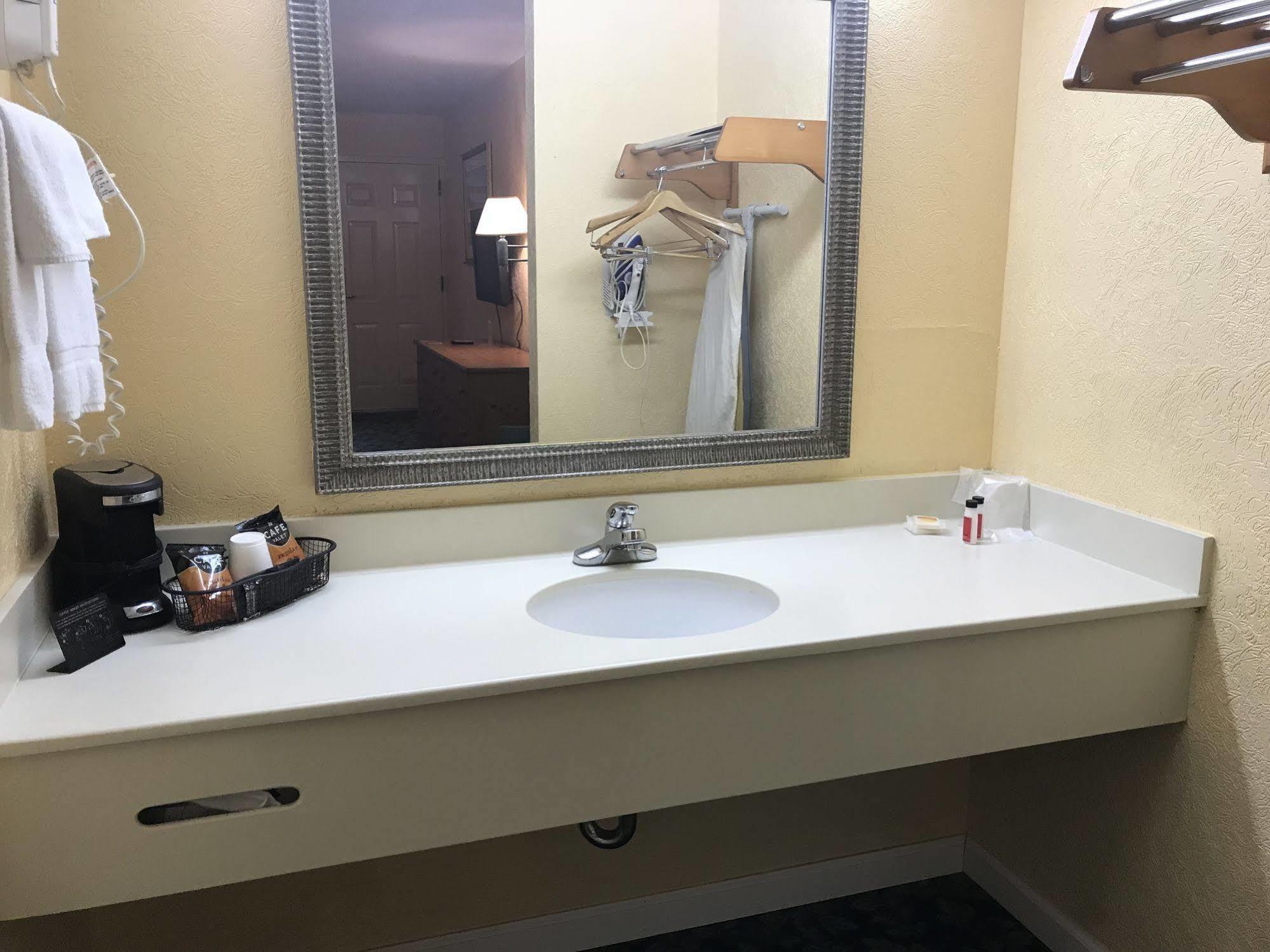 Seven Hills I-10 Hotel