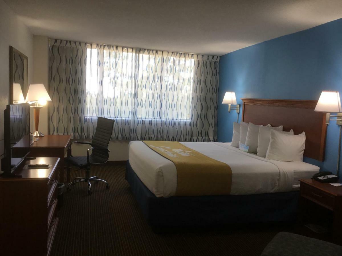 Hotel Days & By Wyndham Conf Center I-10 2*