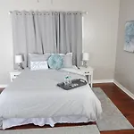 Mid-Century Comfy-Chic Chateau 3/2 Pet Friendly