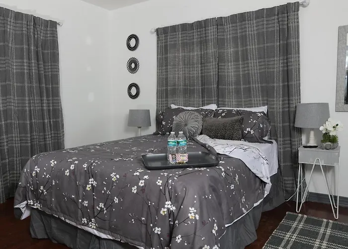 Mid-Century Comfy-Chic Chateau 3/2 Pet Friendly