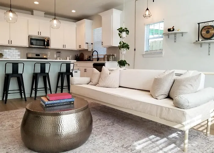 Beautiful Modern Luxury Eco Townhouse, 3B/3.5B Great Location