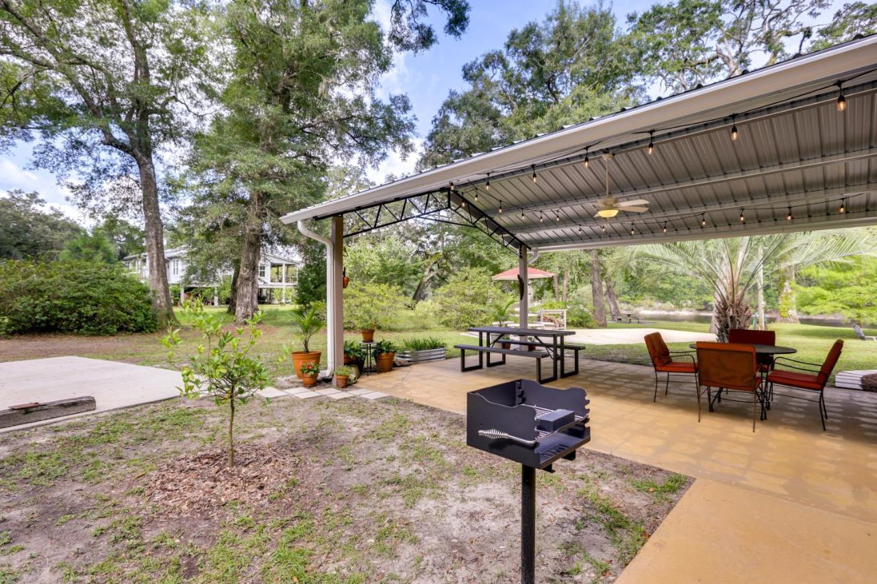 Riverfront Florida Escape With Grill And Fire Pit!