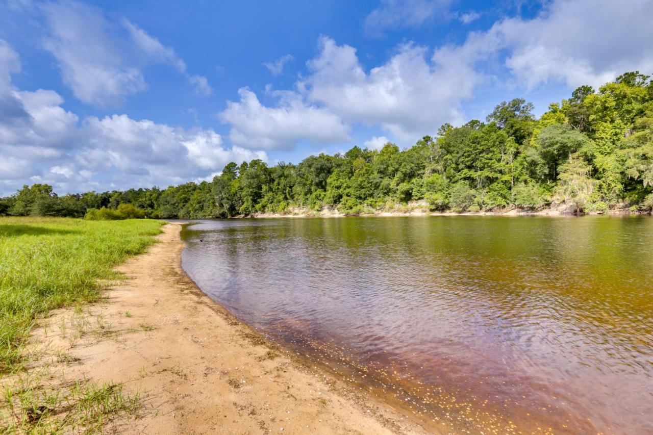 Riverfront Florida Escape With Grill And Fire Pit! Holiday home