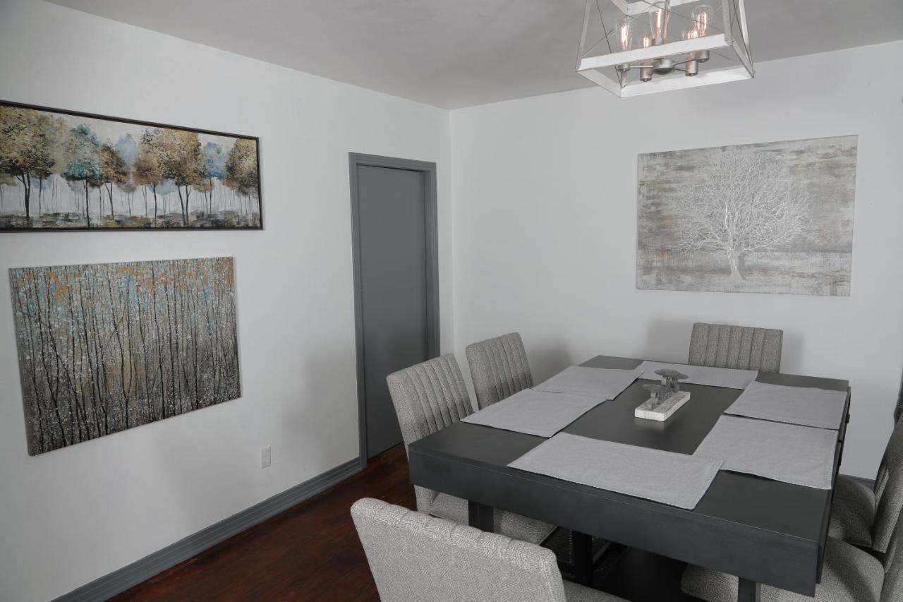 Mid-century Comfy-chic Chateau 3/2 Pet Friendly Holiday home Tallahassee
