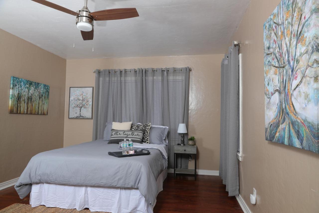 Mid-century Comfy-chic Chateau 3/2 Pet Friendly