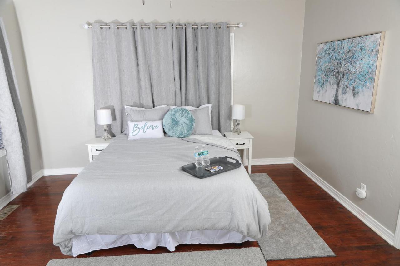 Mid-century Comfy-chic Chateau 3/2 Pet Friendly Holiday home