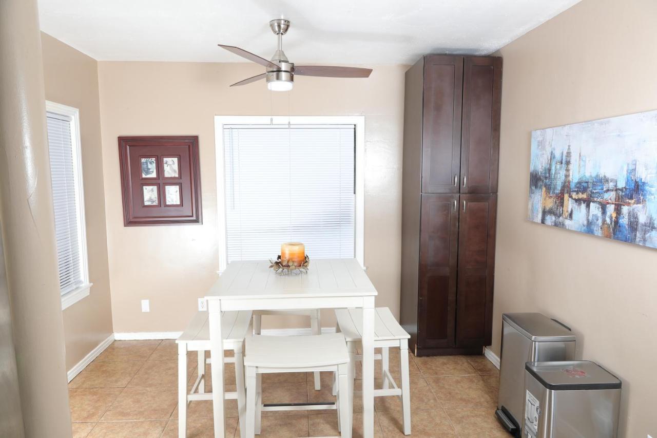 Mid-century Comfy-chic Chateau 3/2 Pet Friendly Holiday home *