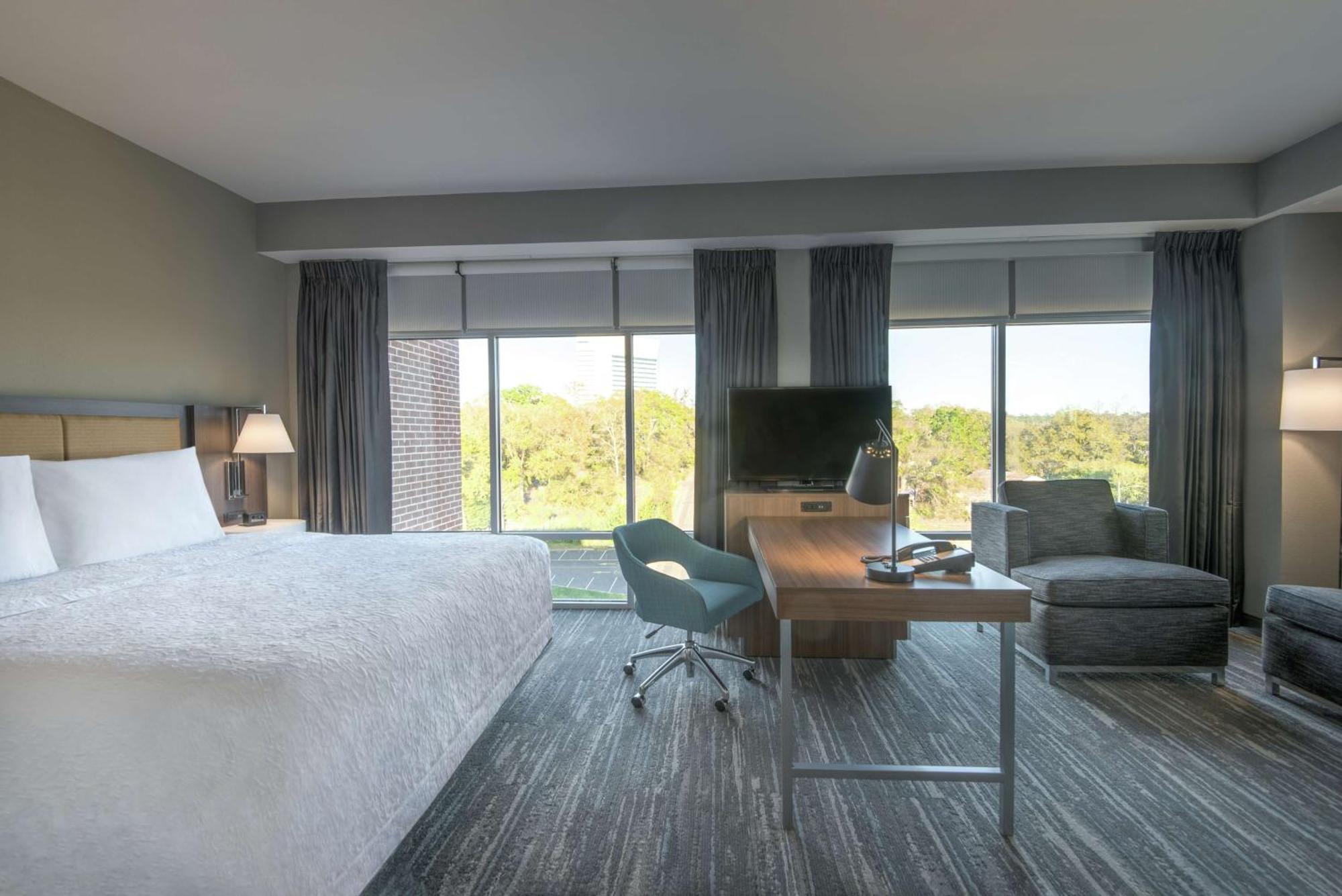 Hampton & Capitol-university 3*