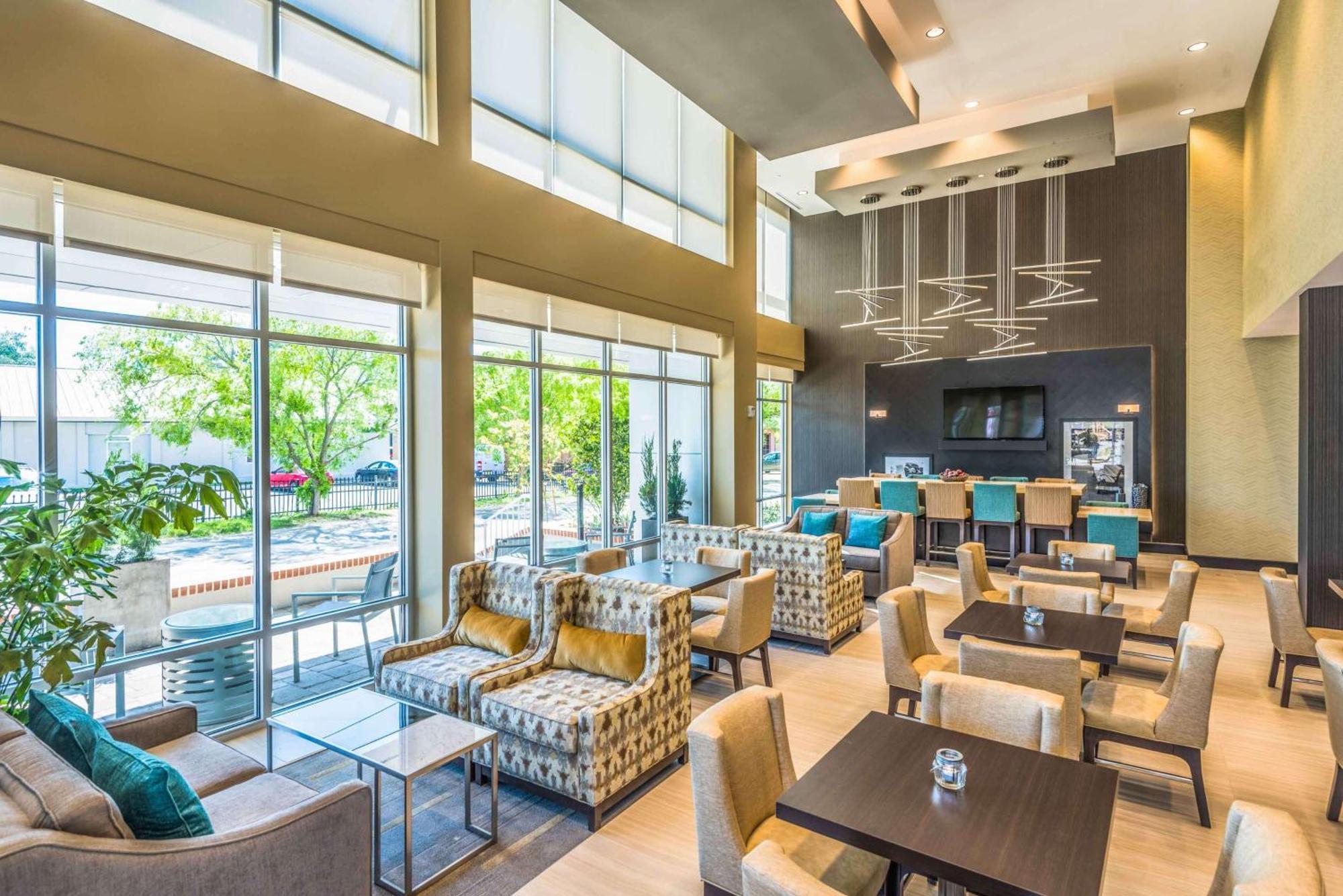 Hotel Hampton & Capitol-university 3*