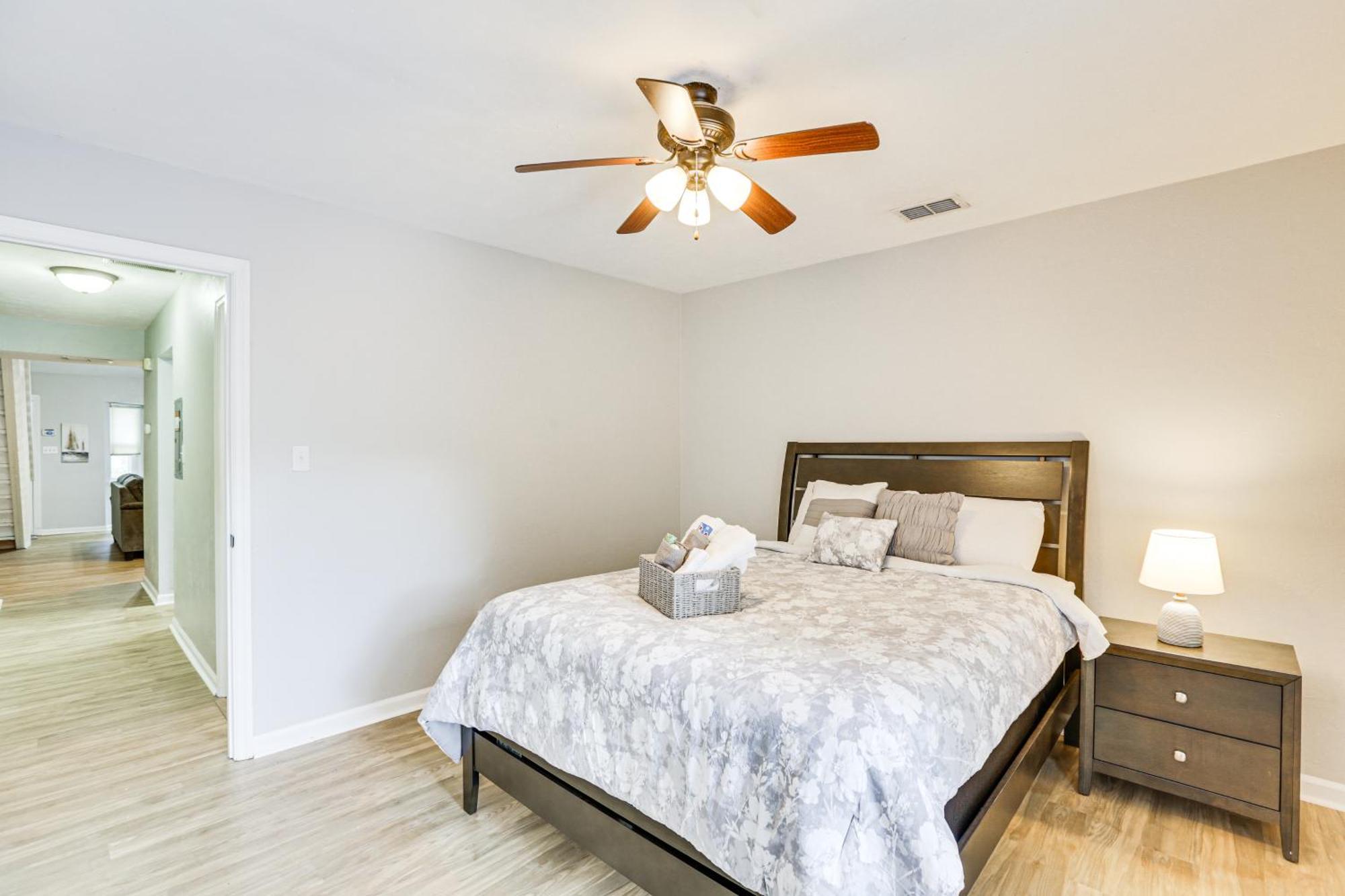 Updated Townhome 3 Mi To Downtown! Holiday home