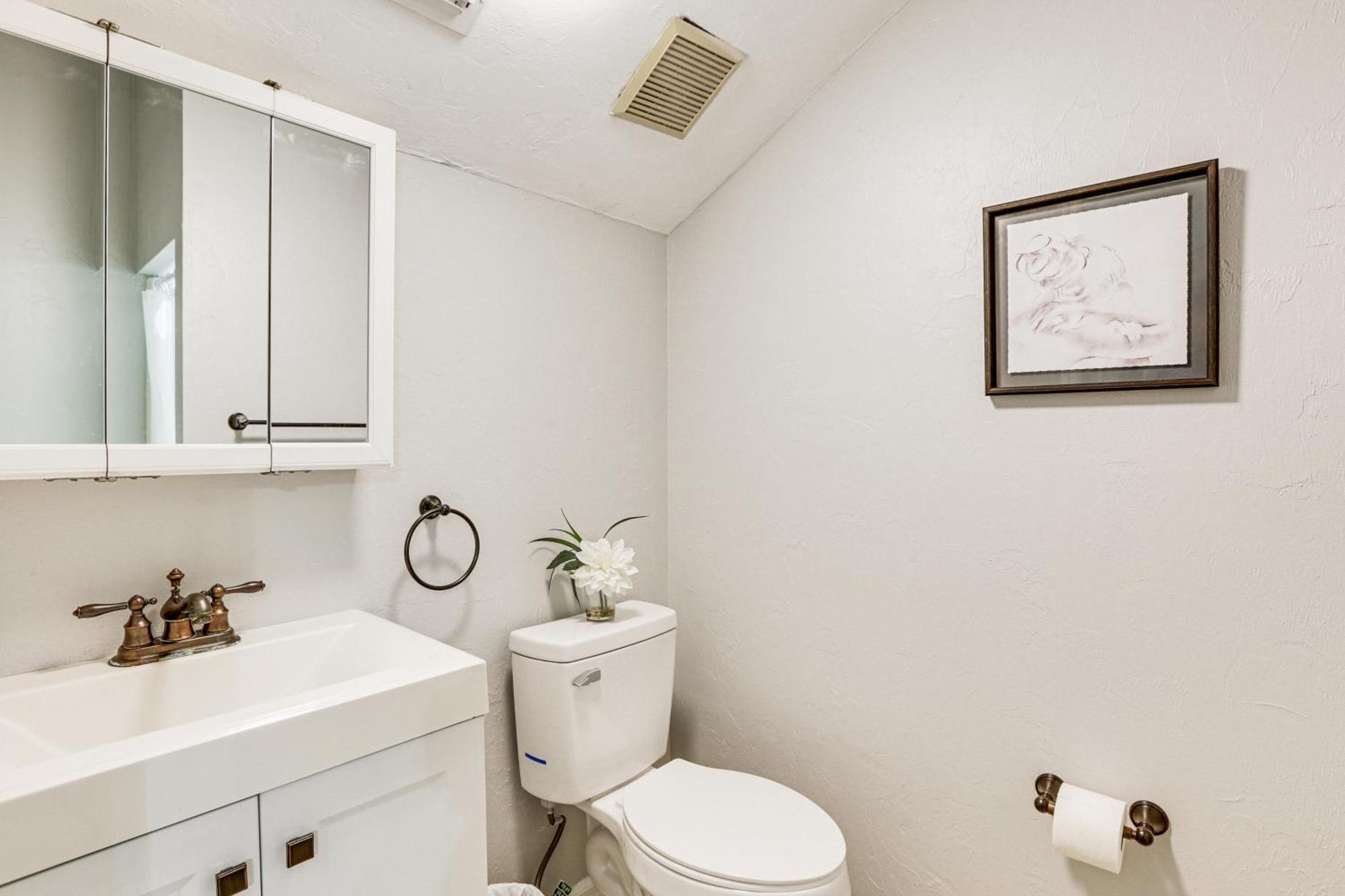 Holiday home Updated Townhome 3 Mi To Downtown!