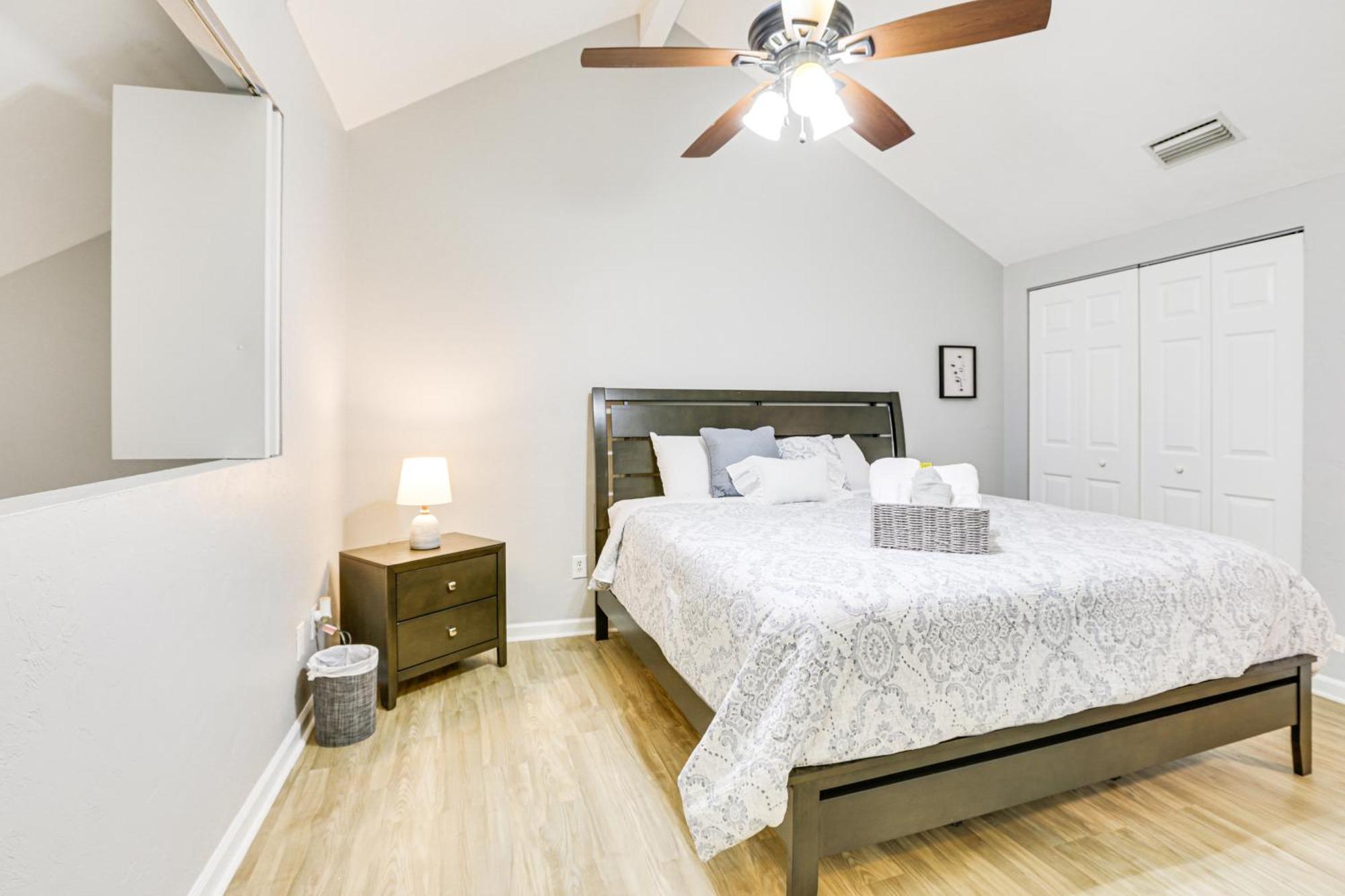 Updated Townhome 3 Mi To Downtown! Holiday home *