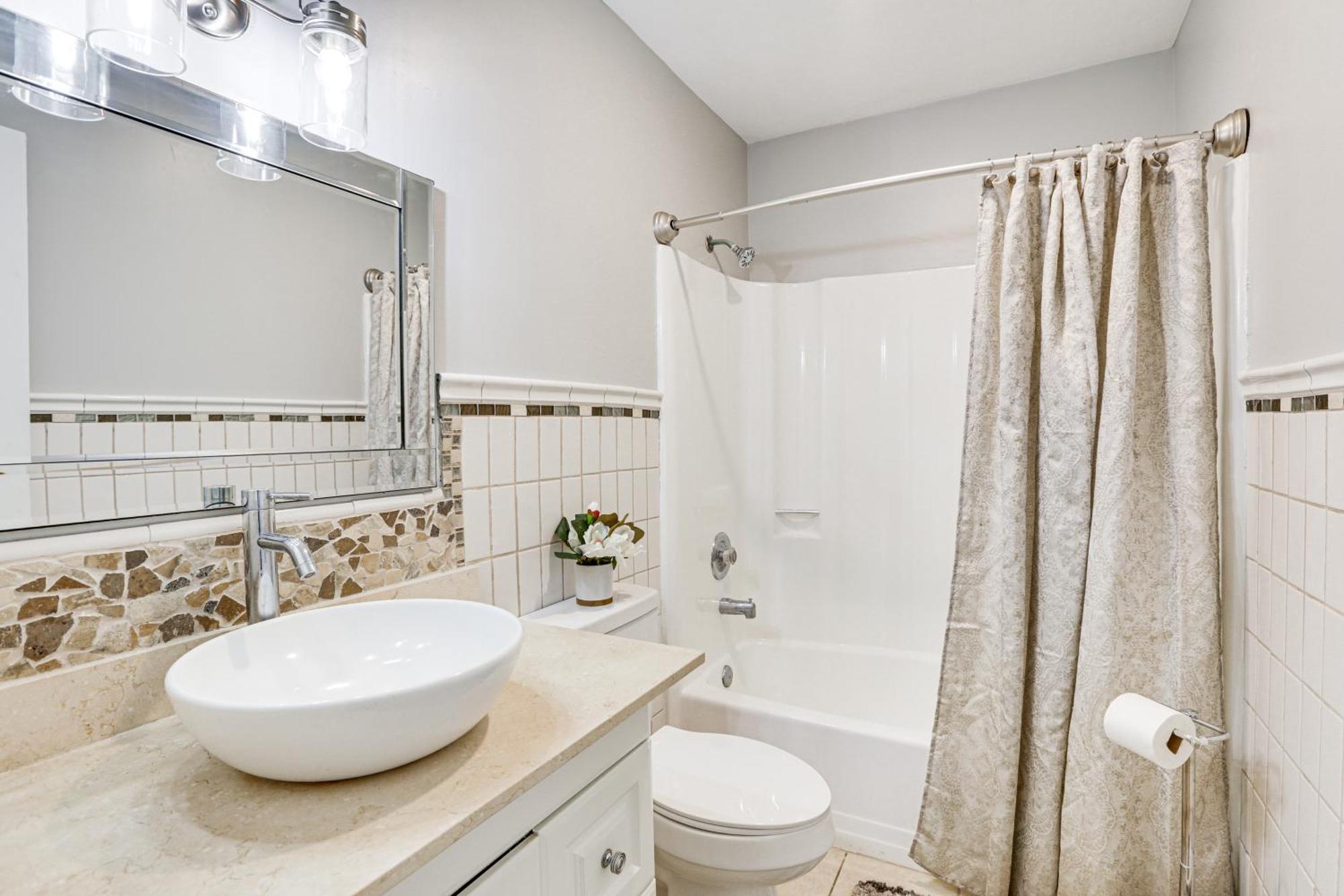 Holiday home Updated Townhome 3 Mi To Downtown!