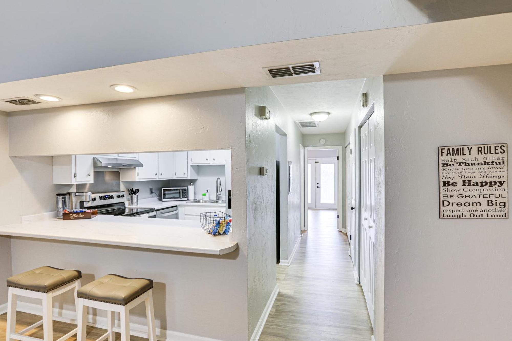 Holiday home Updated Townhome 3 Mi To Downtown! *
