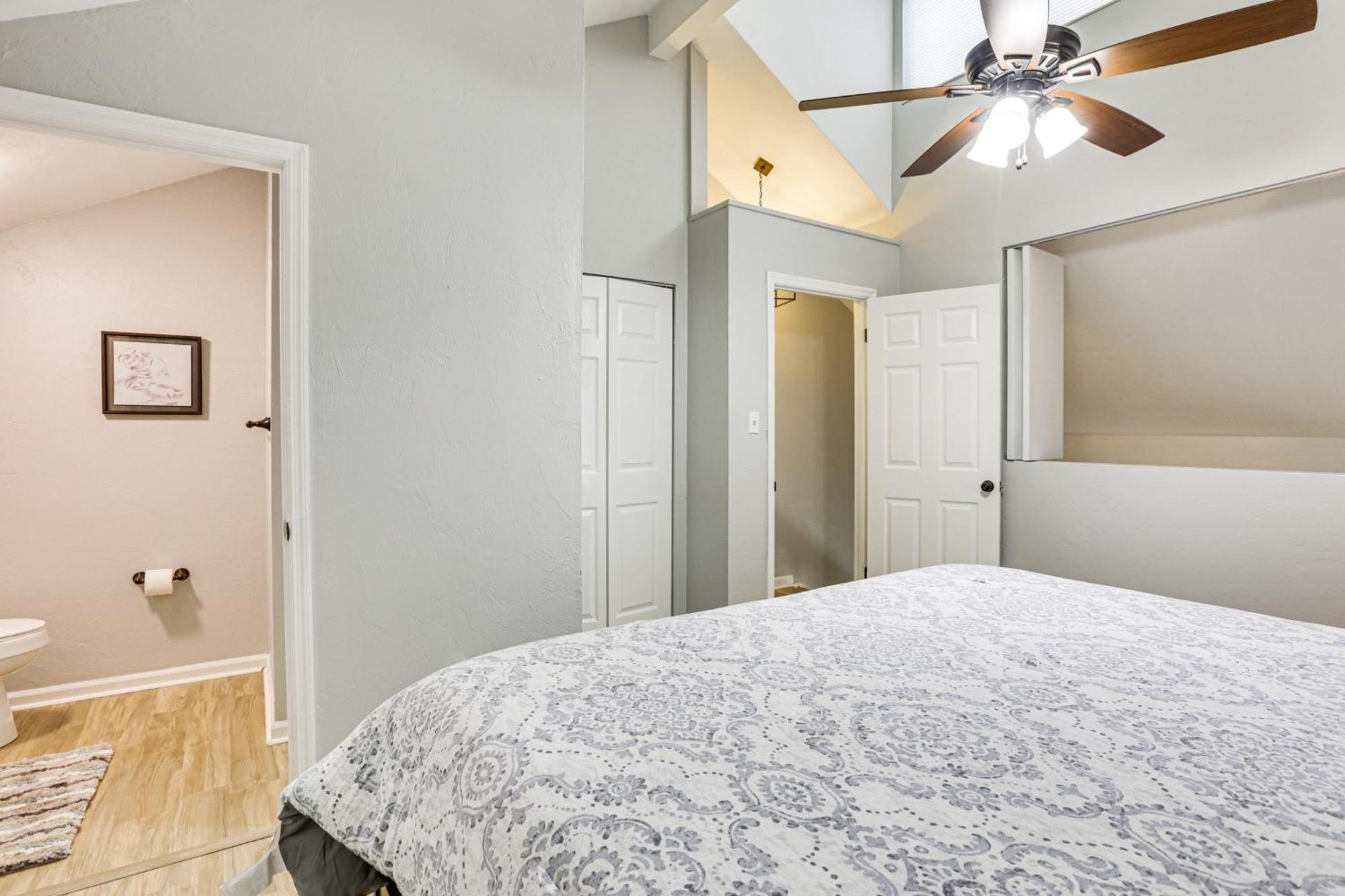 Holiday home Updated Townhome 3 Mi To Downtown!