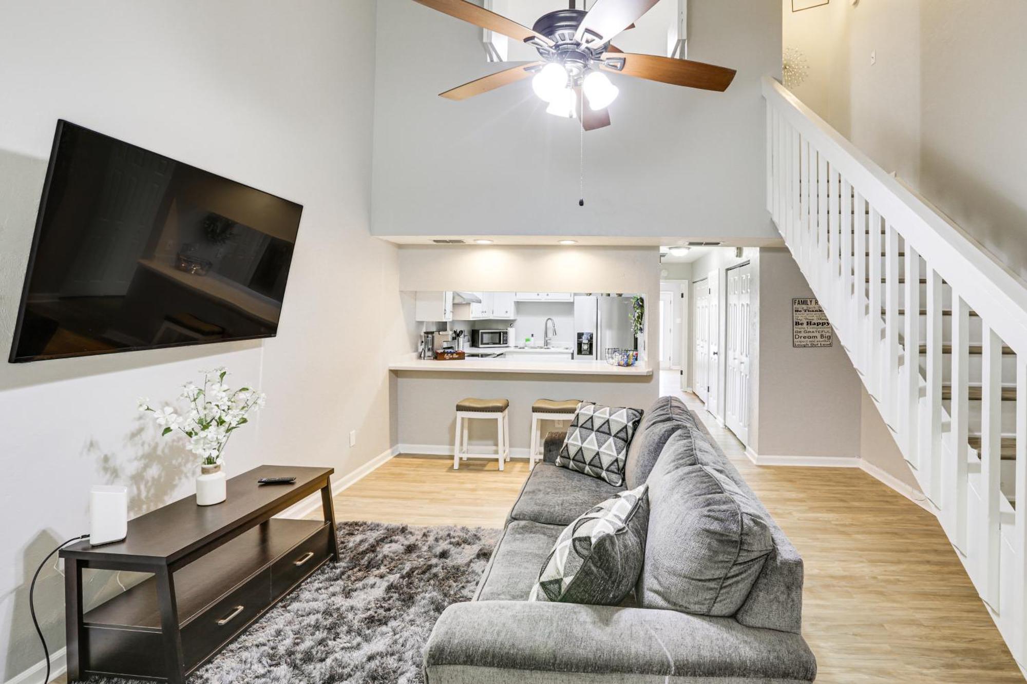 Updated Townhome 3 Mi To Downtown! Holiday home
