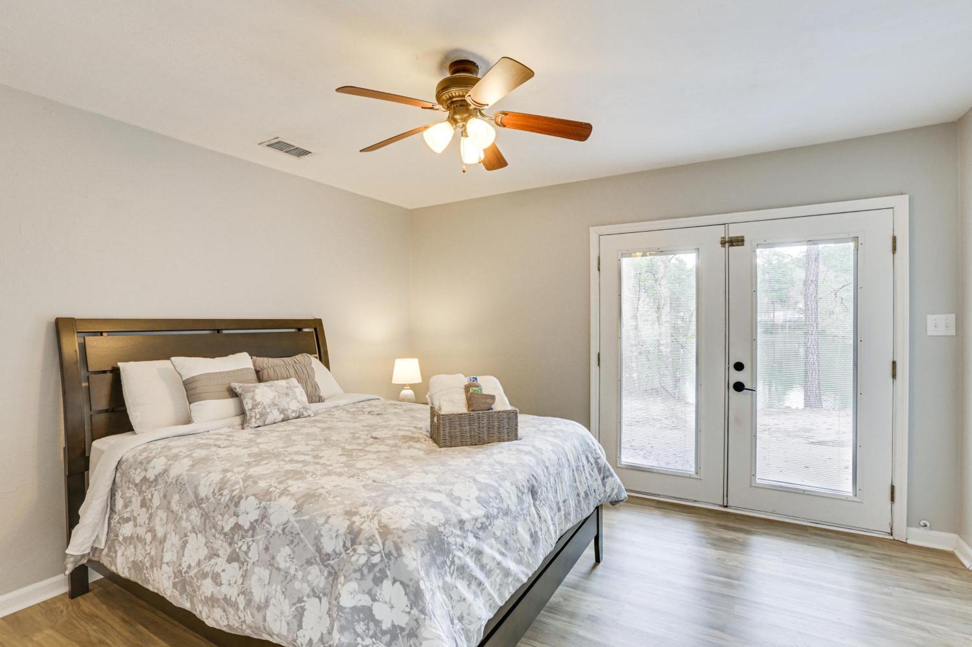 Holiday home Updated Townhome 3 Mi To Downtown!