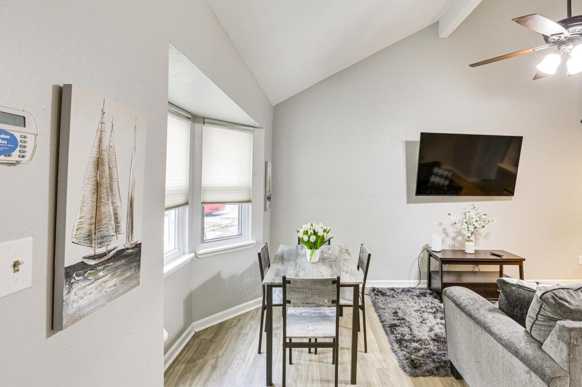 Updated Townhome 3 Mi To Downtown! *