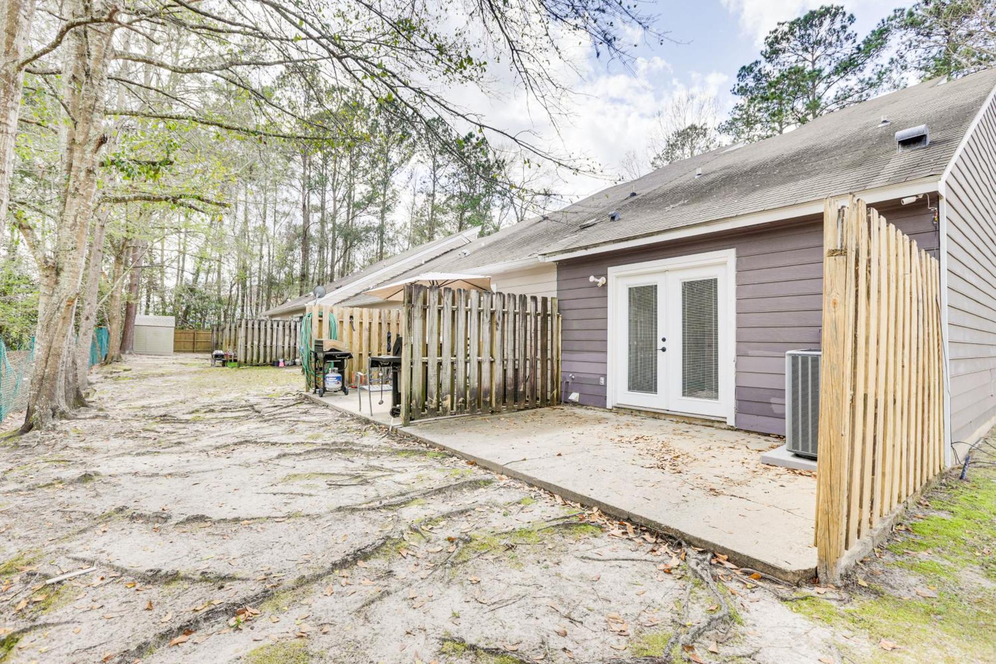 Holiday home Updated Townhome 3 Mi To Downtown!