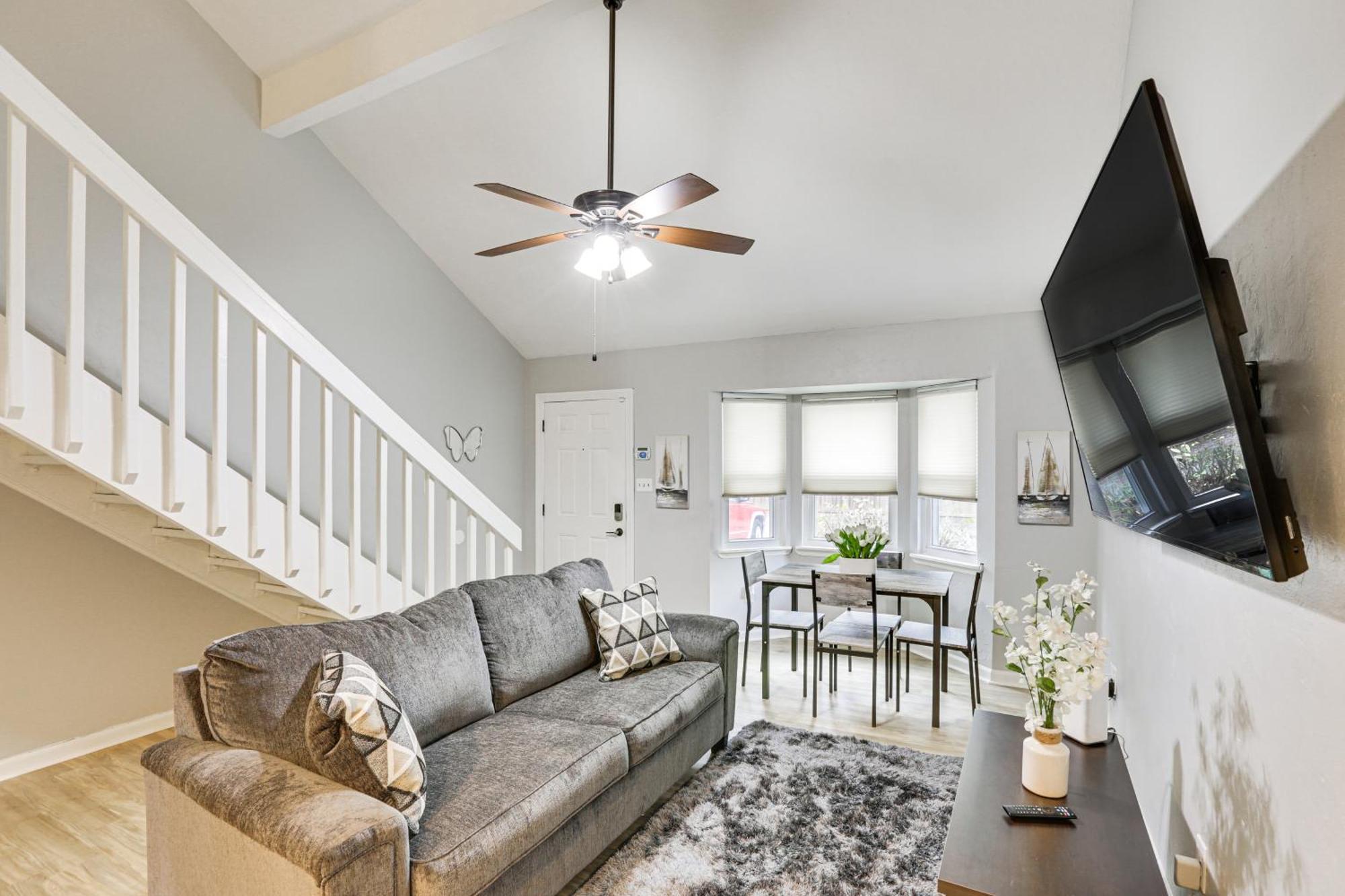 Updated Townhome 3 Mi To Downtown! Holiday home *